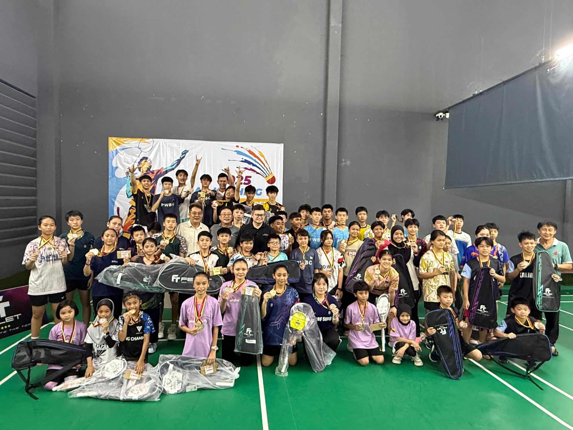 “古晋市青少年公开赛”圆满落幕。古晋市国会议员俞利文于颁奖仪式后与全体得奖球员合摄。