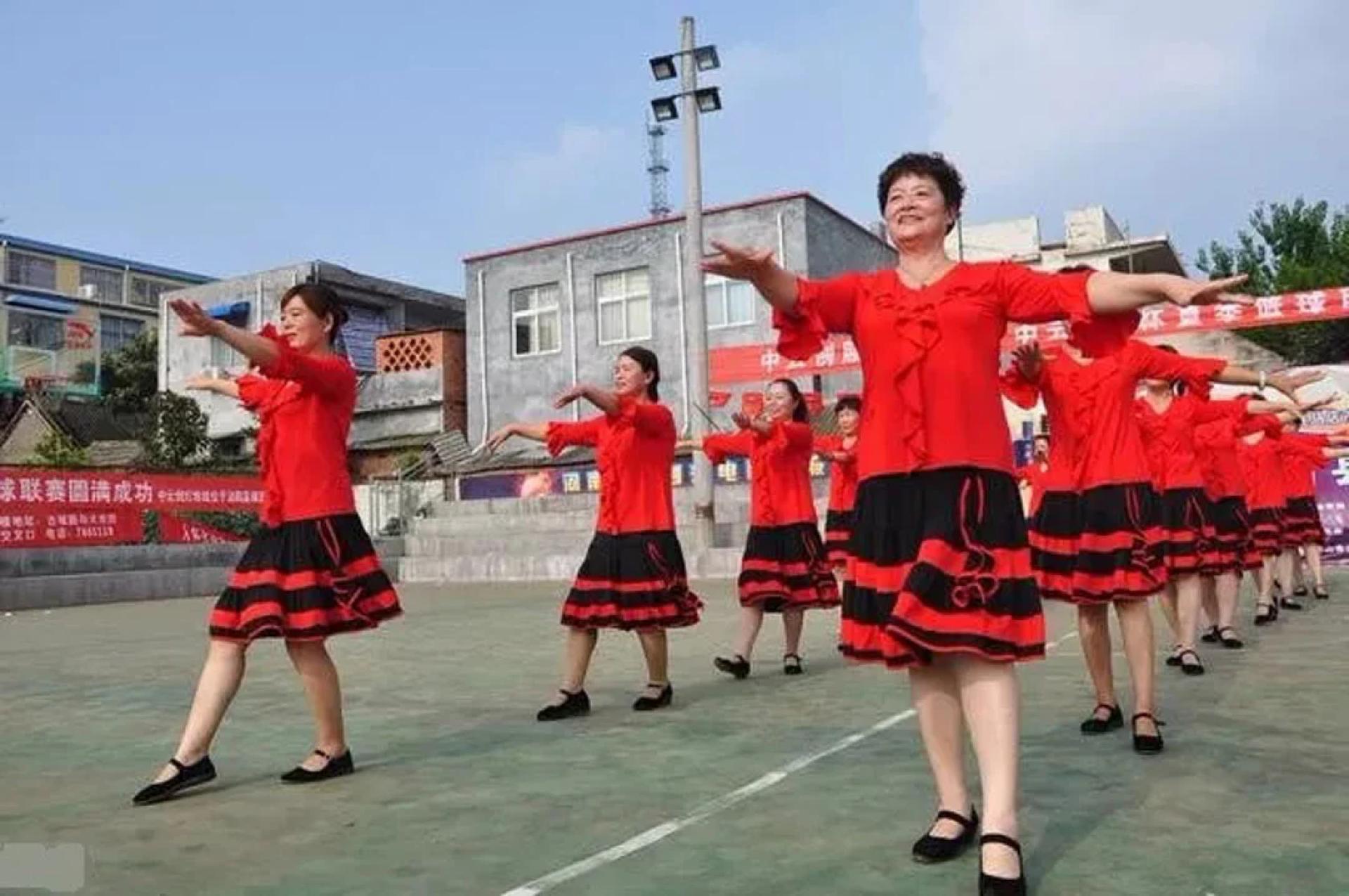 中国高考将登场，影响大妈跳广场舞。