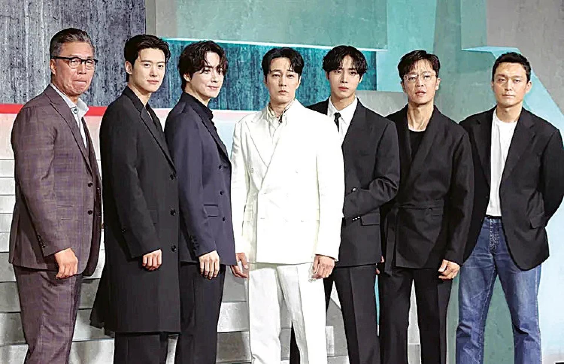 安吉康（左起）、孔明、李浚赫、苏志燮、秋泳愚、赵汉哲、导演崔圣恩今出席《无赦之仇》首尔记者会。