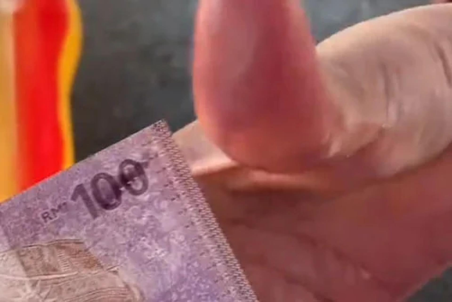 手指加上一点水摩擦，纸币就会脱色。