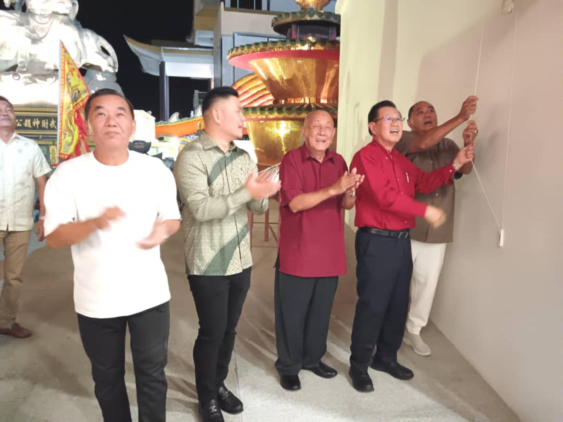 拿督斯里李景胜为吴青龙师尊综合大礼堂主持启用仪式。