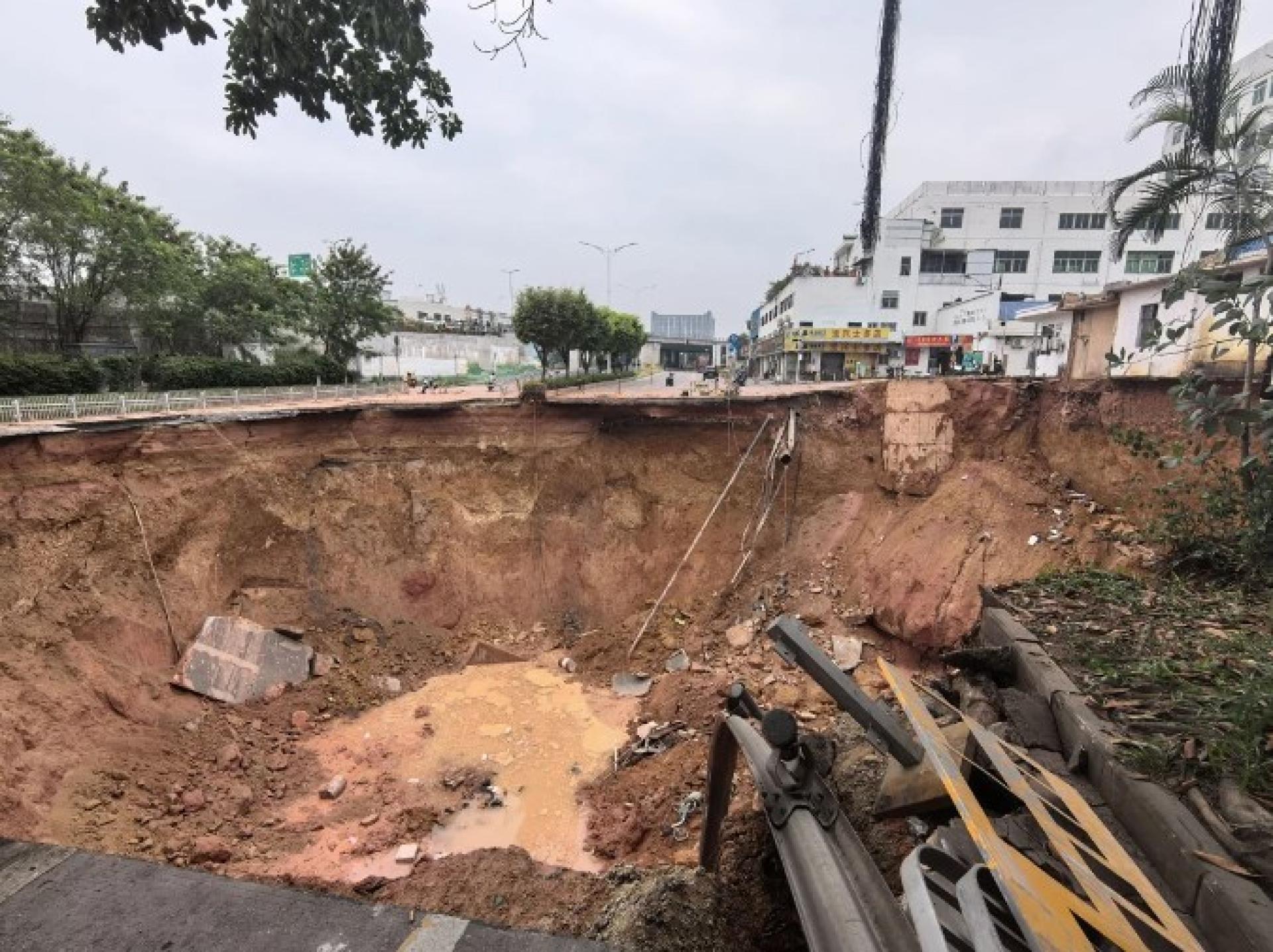 中国深圳深江铁路施工现场4日晚间出现路面塌陷，目前导致13人失联，且附近道路临时封闭。