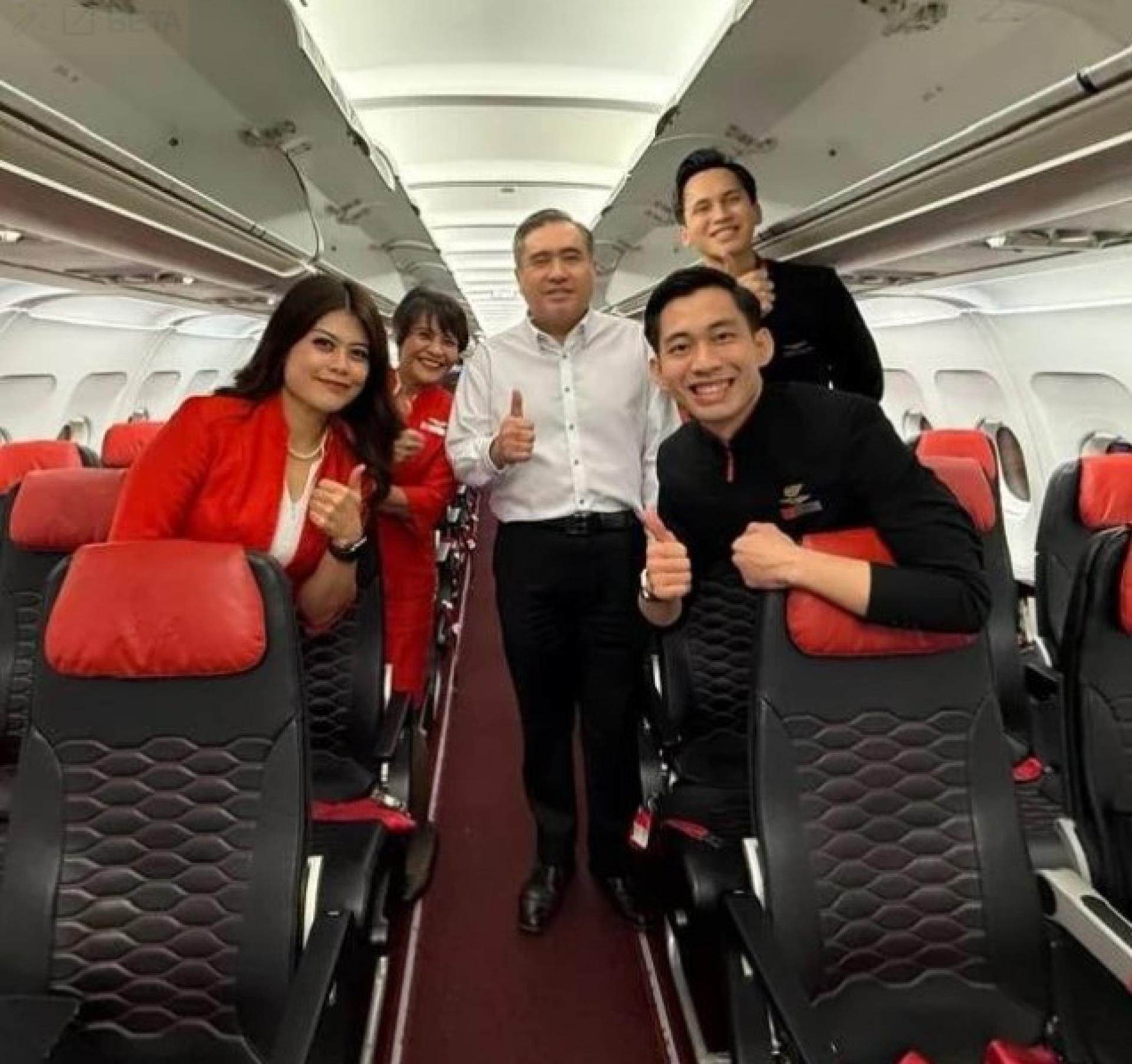 陆兆福与AK6047航班机组人员合照。