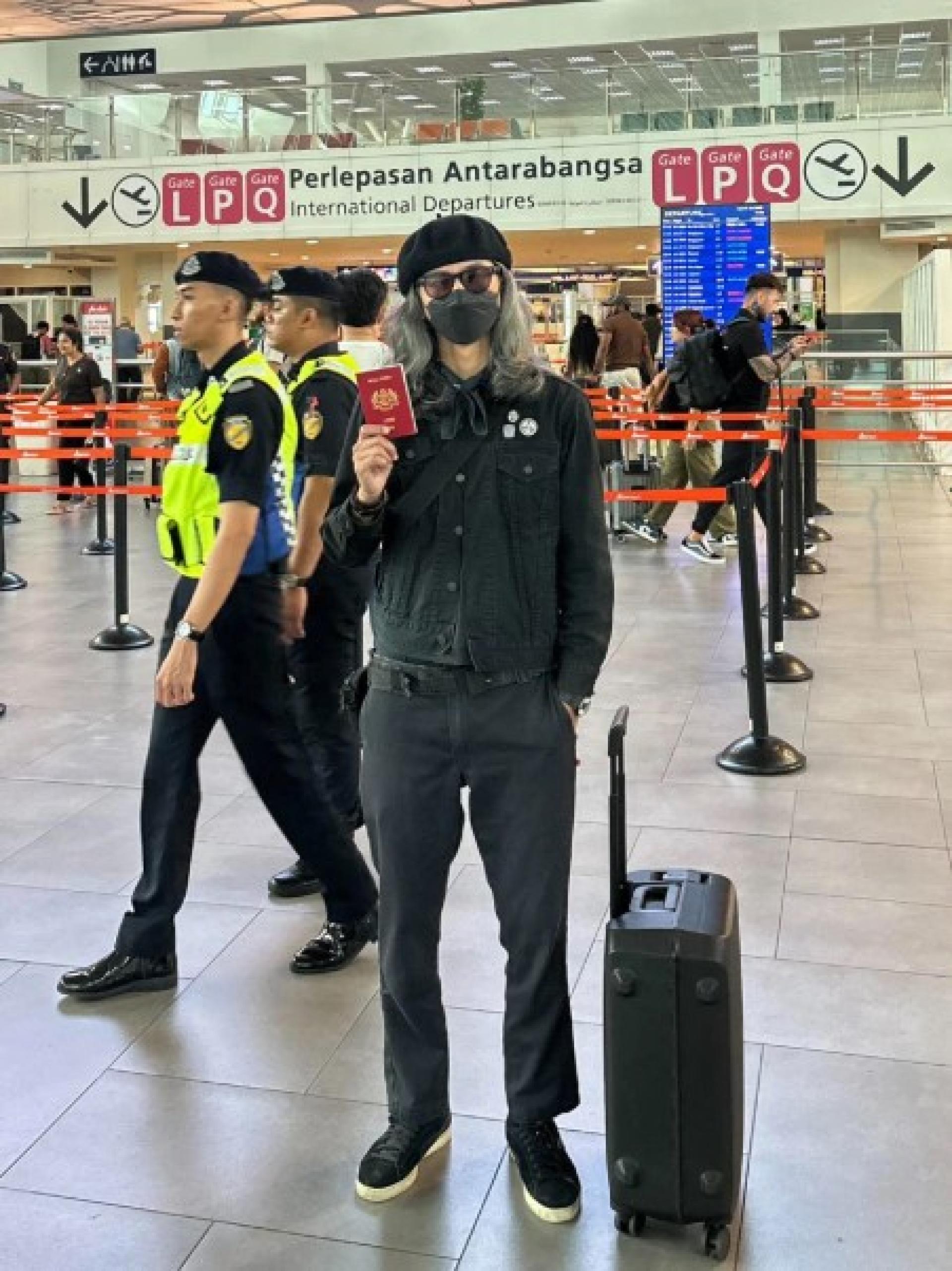 法米惹扎被拒出境后，在机场持护照自拍，嘲讽政府让他度过一个难忘的生日。