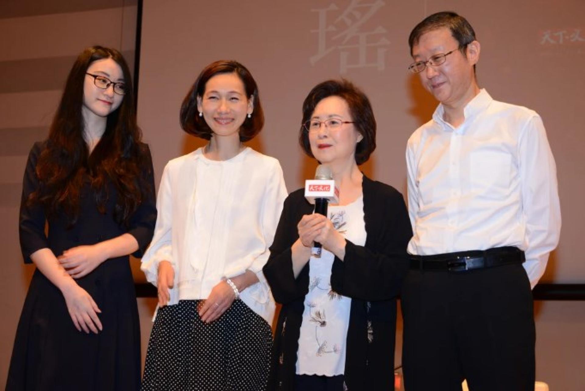 琼瑶和第一任丈夫马庆森育有1子陈中维，左起为孙女、媳妇。