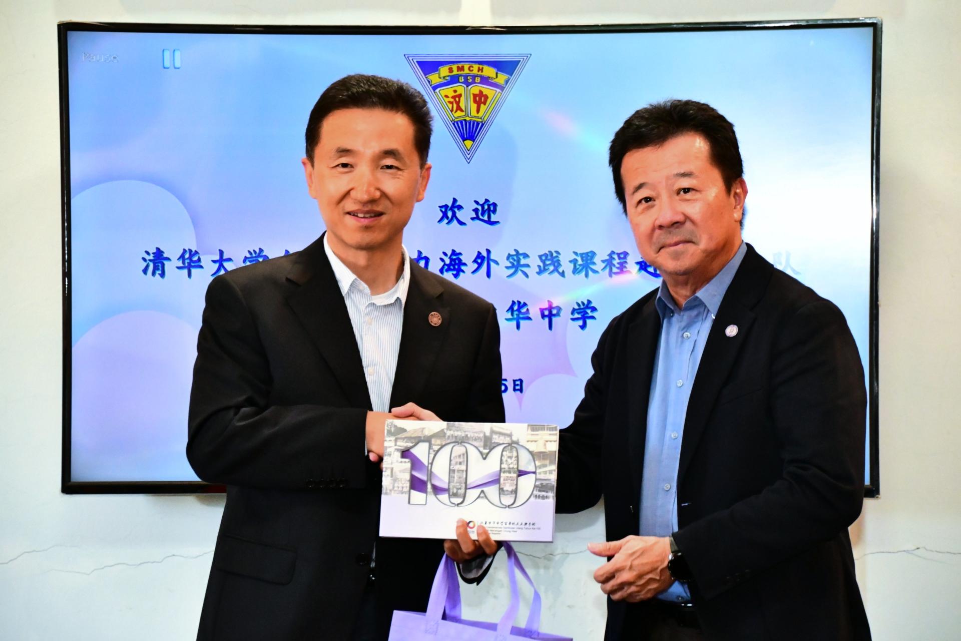 汶中董事长杨德振（右）赠送纪念品予清华大学新闻与传播学院胡钰教授。