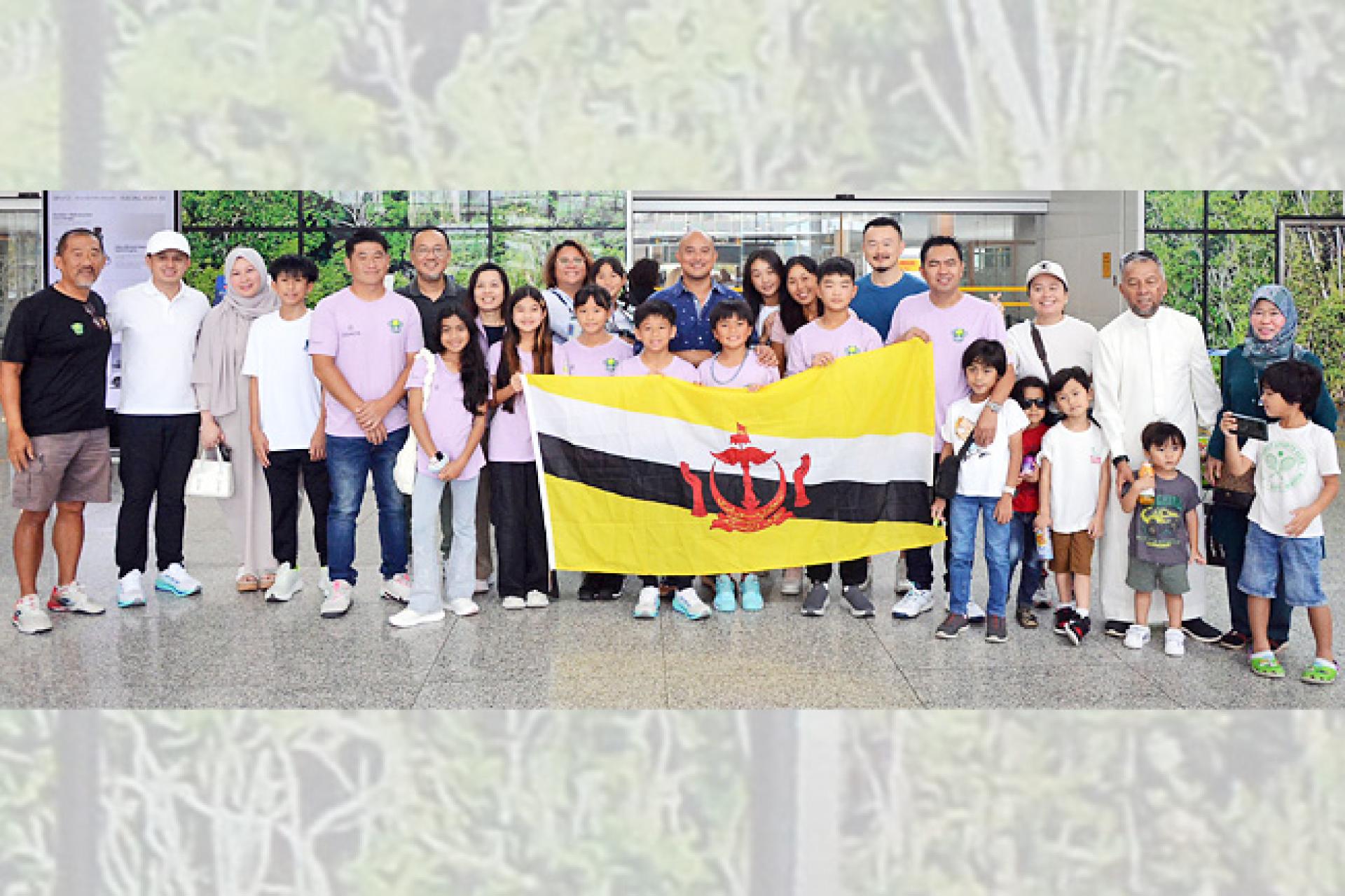 参加东南亚网球赛代表团在机场合影