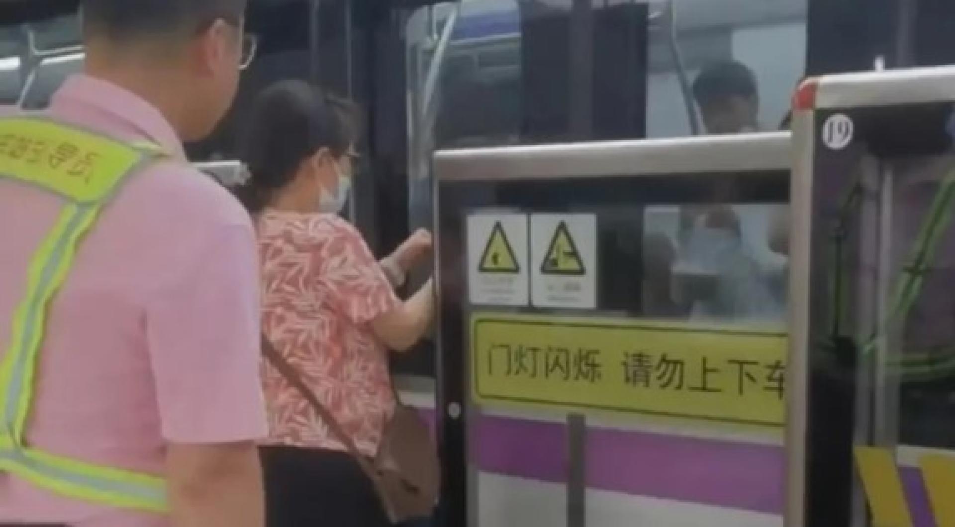 事发后，警方找到涉事乘客，对其冲门的不文明乘车行为进行了严肃的教育和批评。