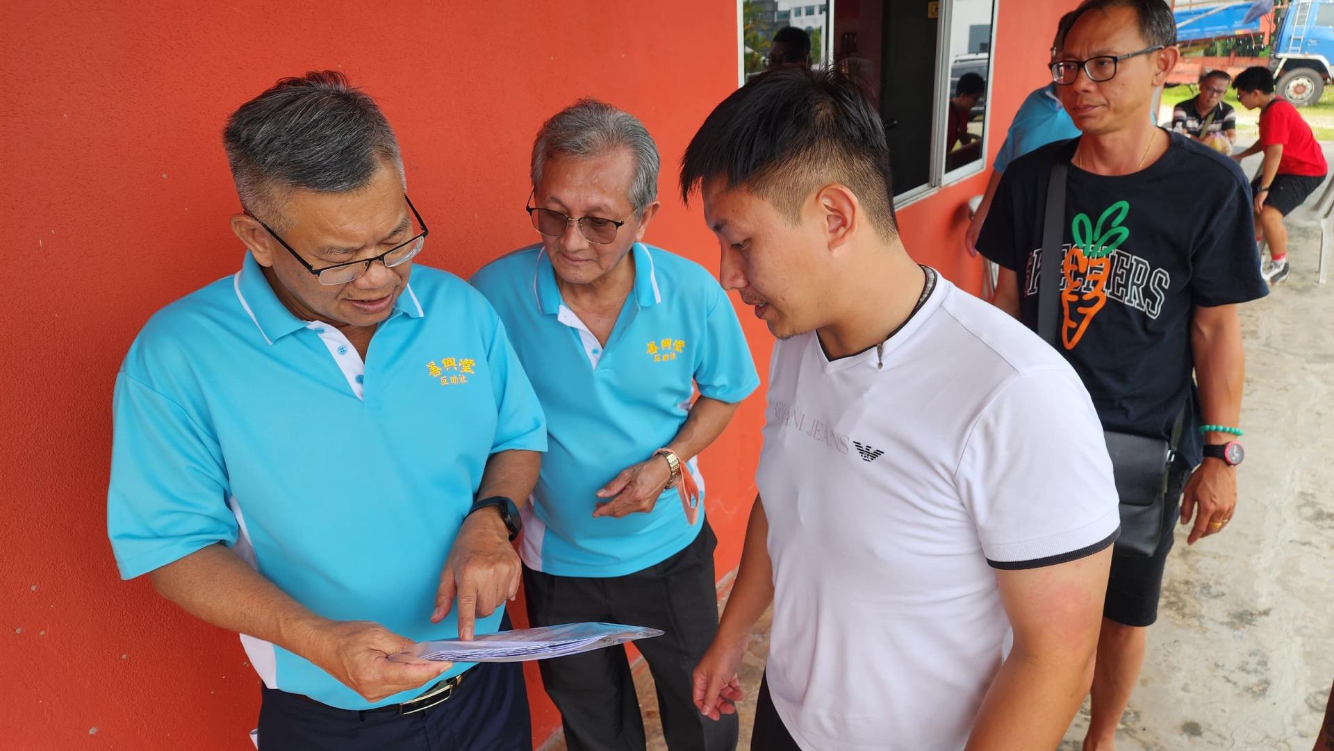 民主行动党实旦宾区国会议员张健仁特别助理沈杰龙（右2）参与关圣帝君诞辰庆典期间，聆听庙方代表汇报庙宇近期的发展计划。