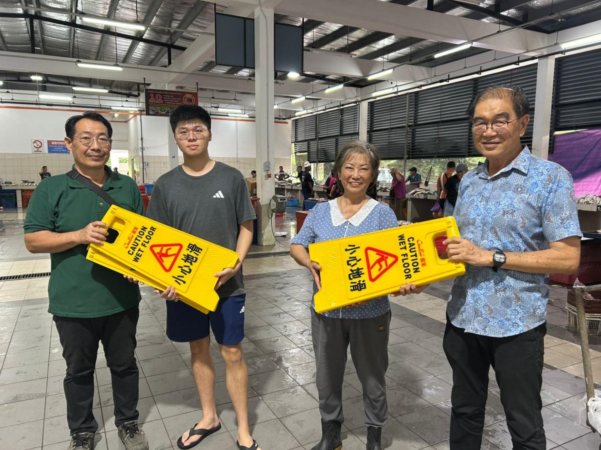 今早11时，商贩小组主席范发椿市议员及其他代表亲临鱼市场，亲手交付这些警示牌，并与小贩们交流，共商进一步的安全措施。