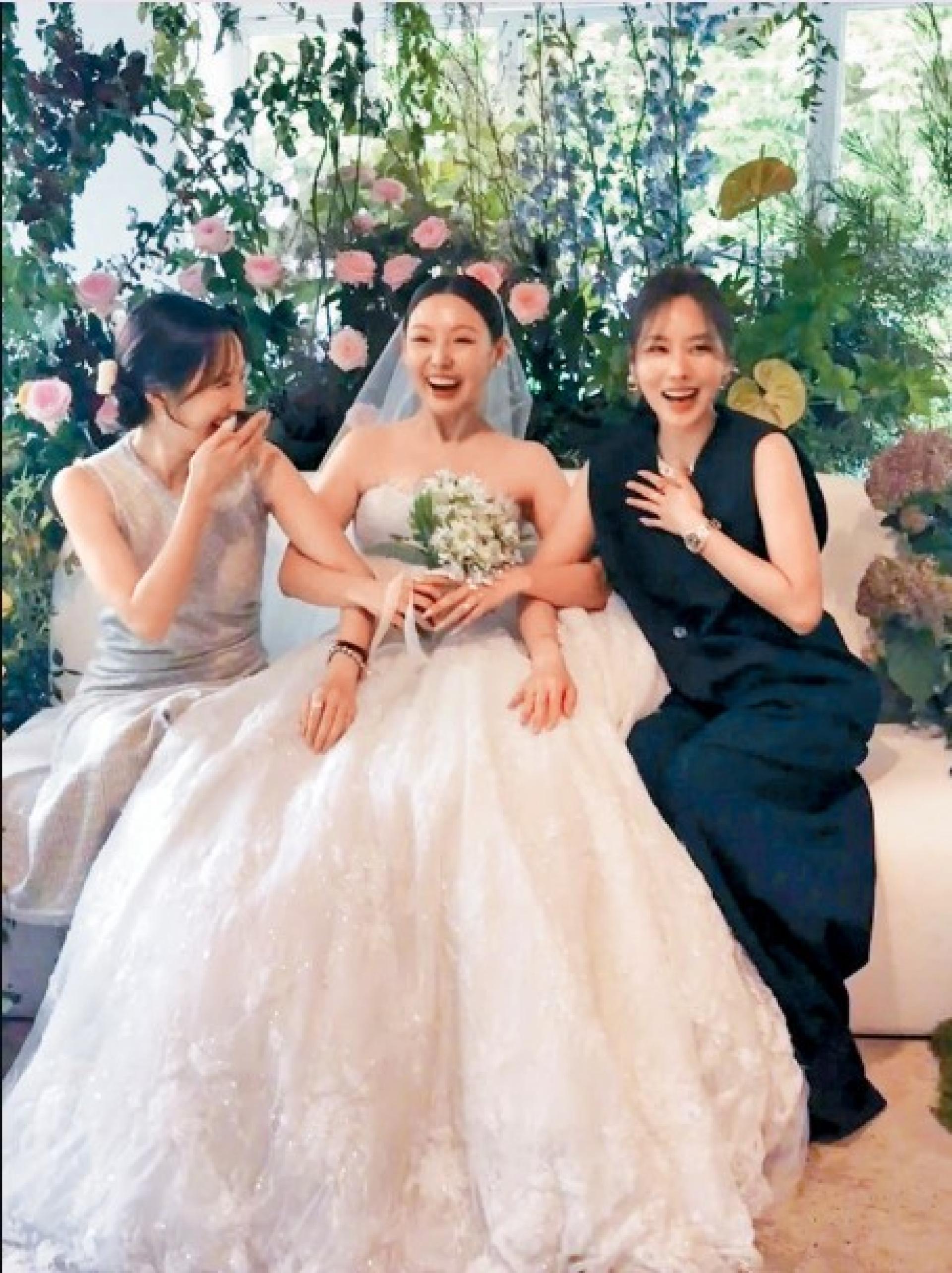 miss A成员Min（中）结婚，队友Jia（左）和Fei亲自到场祝贺，但秀智未能出席婚礼。