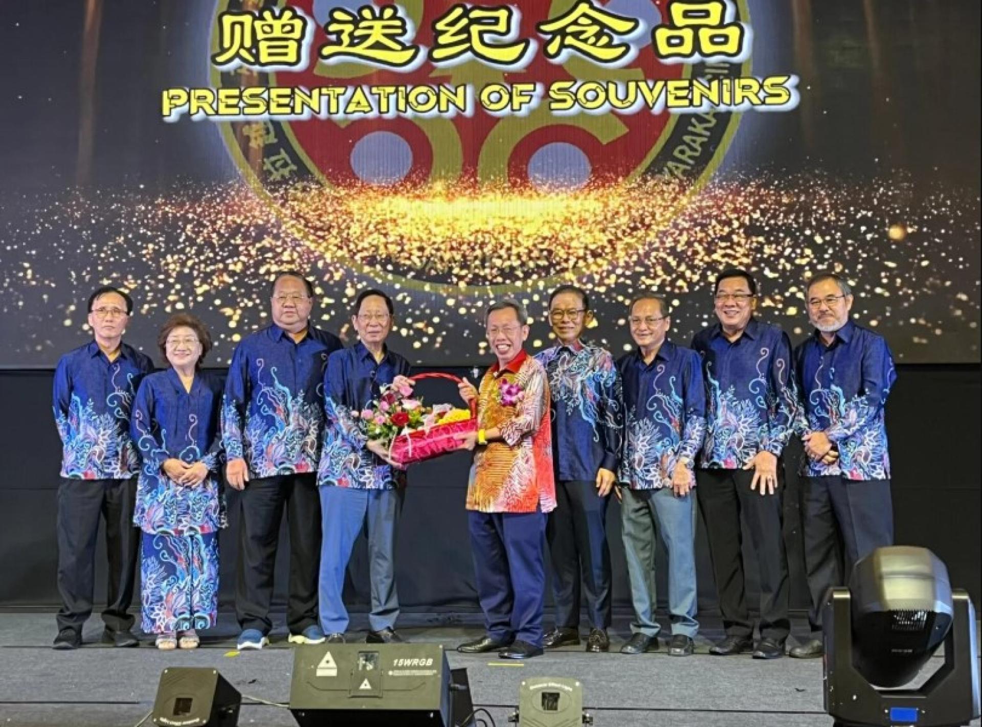 沈桂贤博士（右）接受诗巫华人社团领导理事会主席拿督刘利民赠送的纪念品。