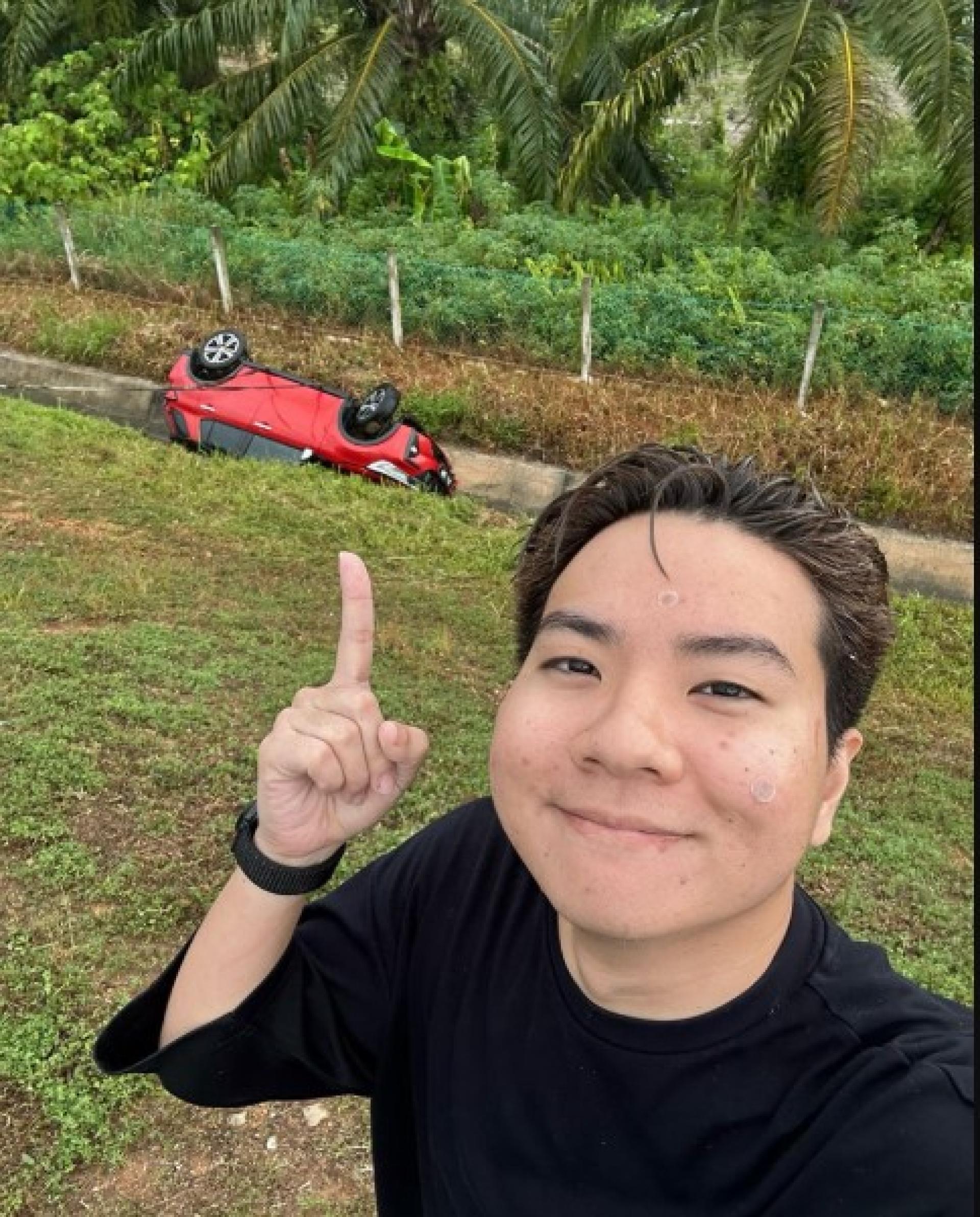 博主和其爱车拍下最后一张合照。