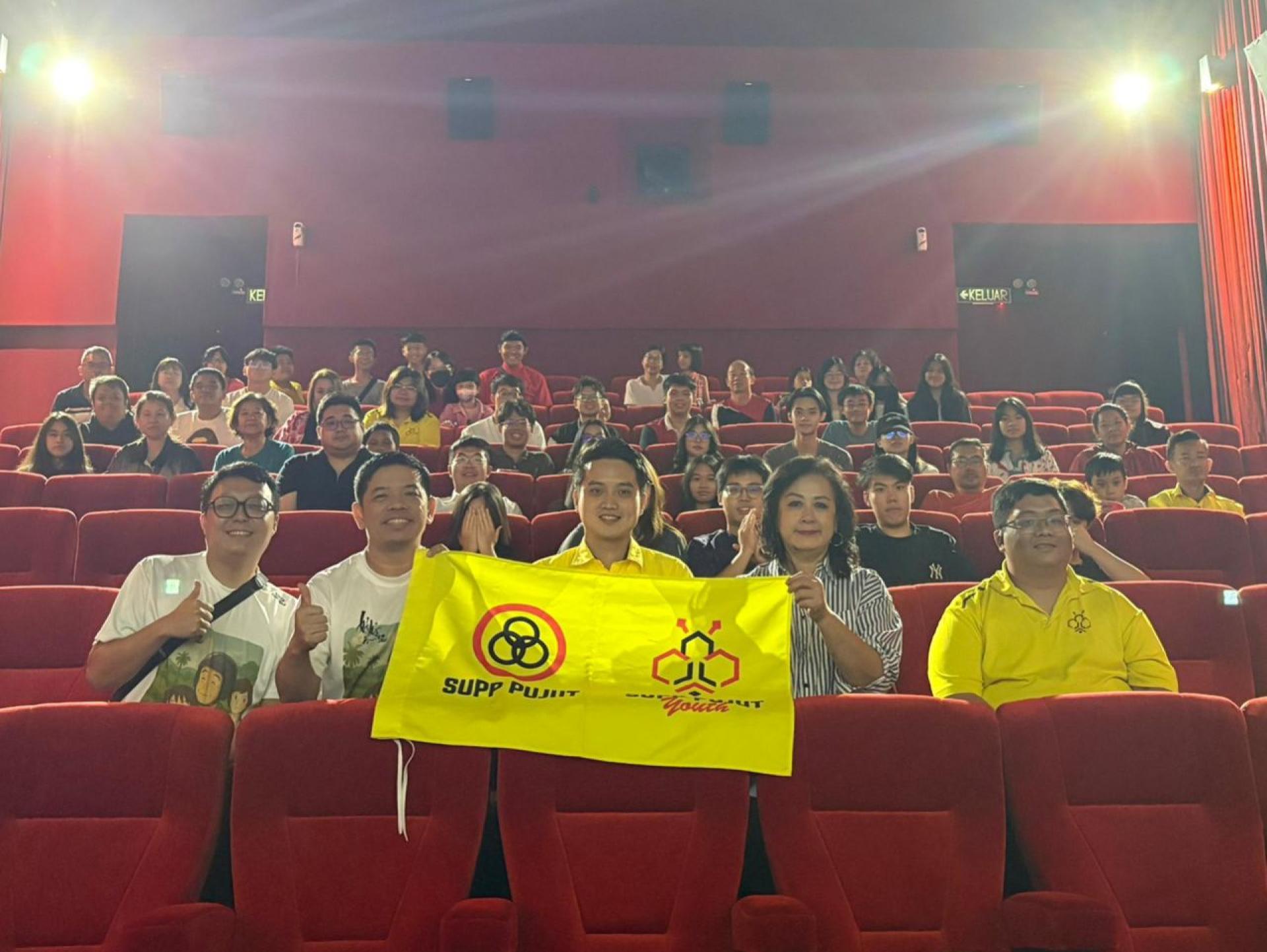 俞小珊市长全力支持并包场的本地温情电影《好好再一起》，吸引超过50位青年人的踊跃参与。