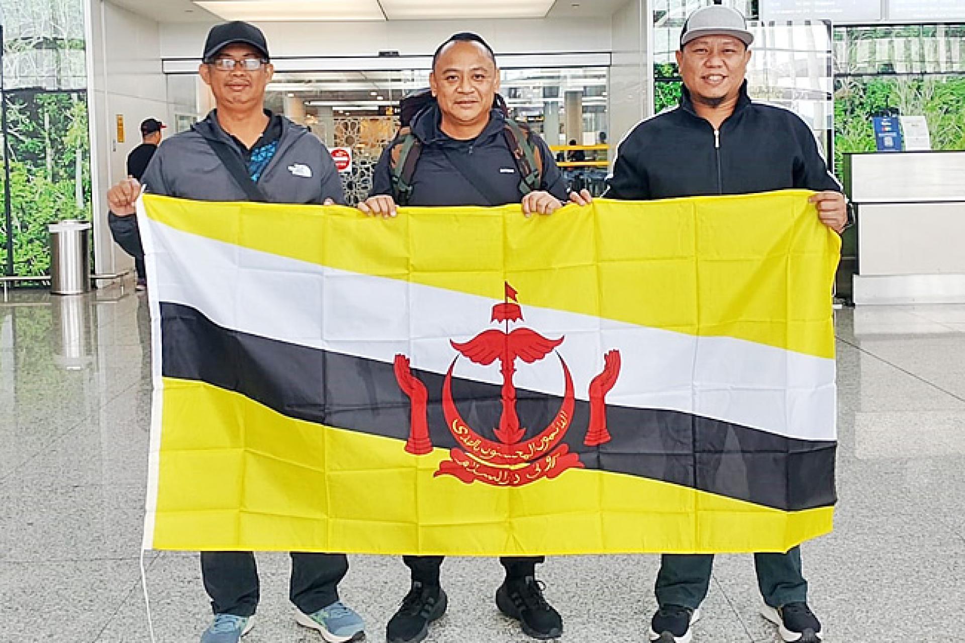 汶莱国家运动员安潘赛夫里扎尔（中）与随团成员合影