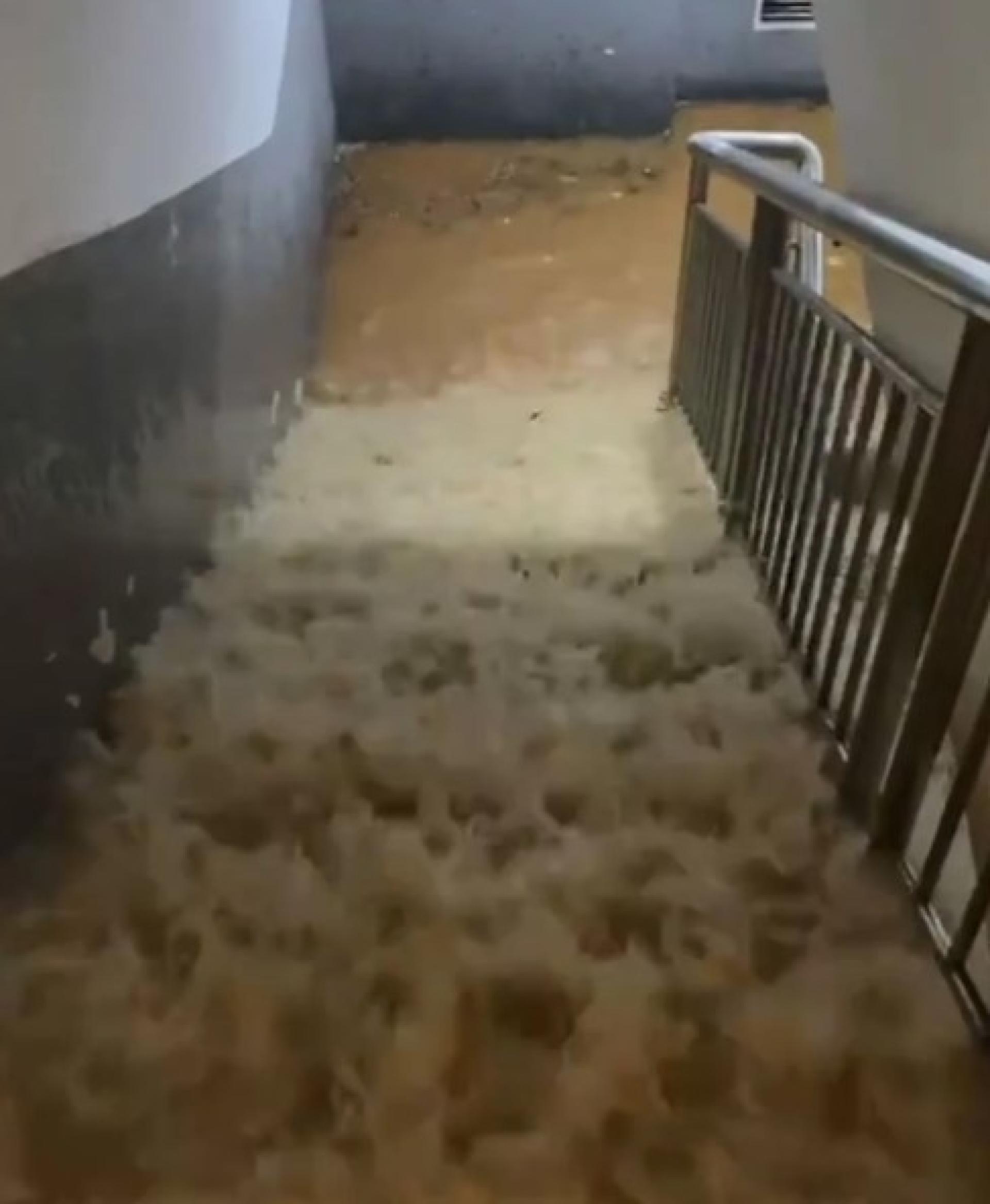 雨水从楼梯而下，画面惊人。