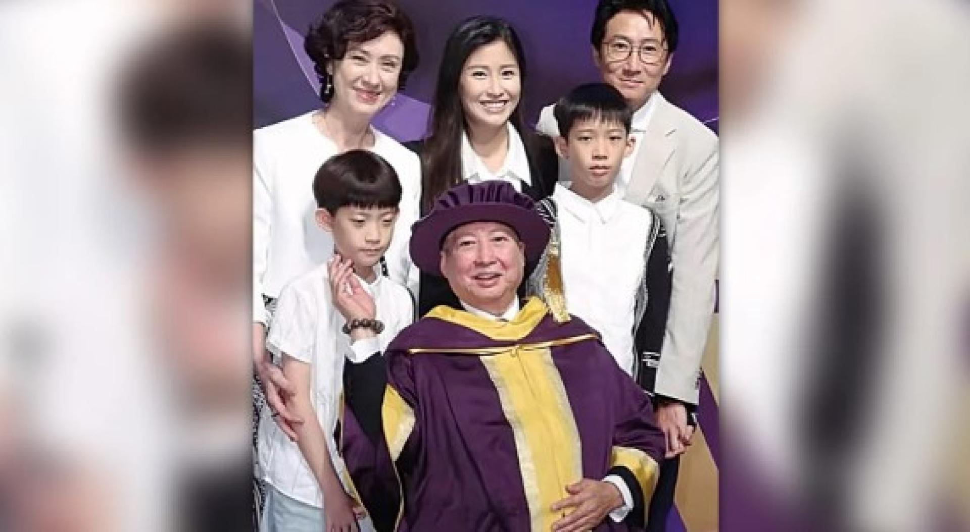 洪金宝（前排中）晒出三代同堂全家福，不过另外两个儿子洪天祥、洪天照并不在内。