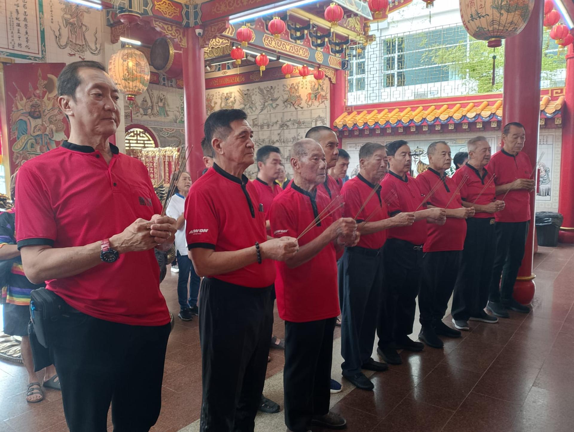 汶莱腾云殿董事长李永贞与该董事进行拜祭。