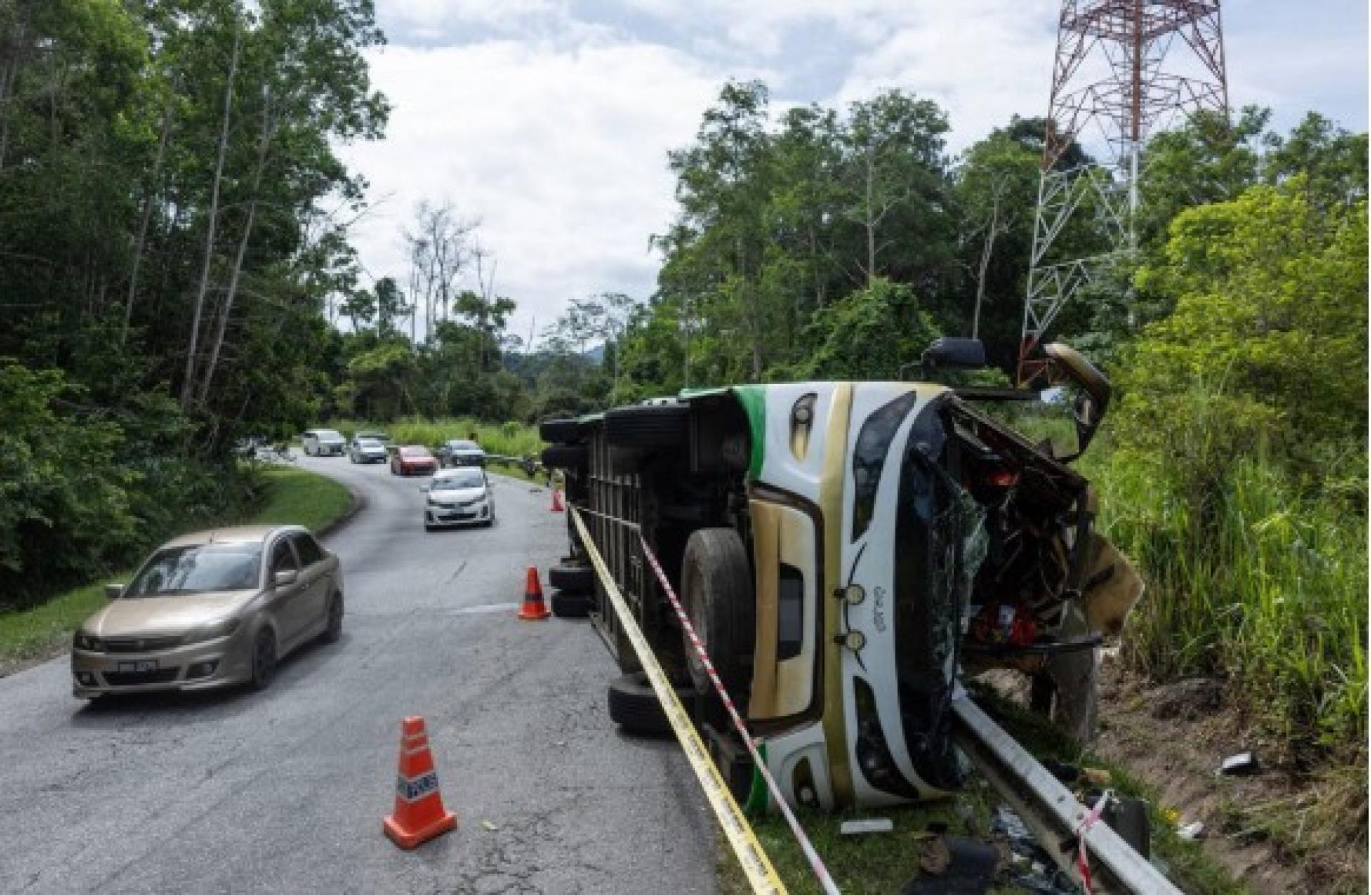 霹雳州宜力附近的东西大道路段今天凌晨发生严重夺命车祸，导致15人死。