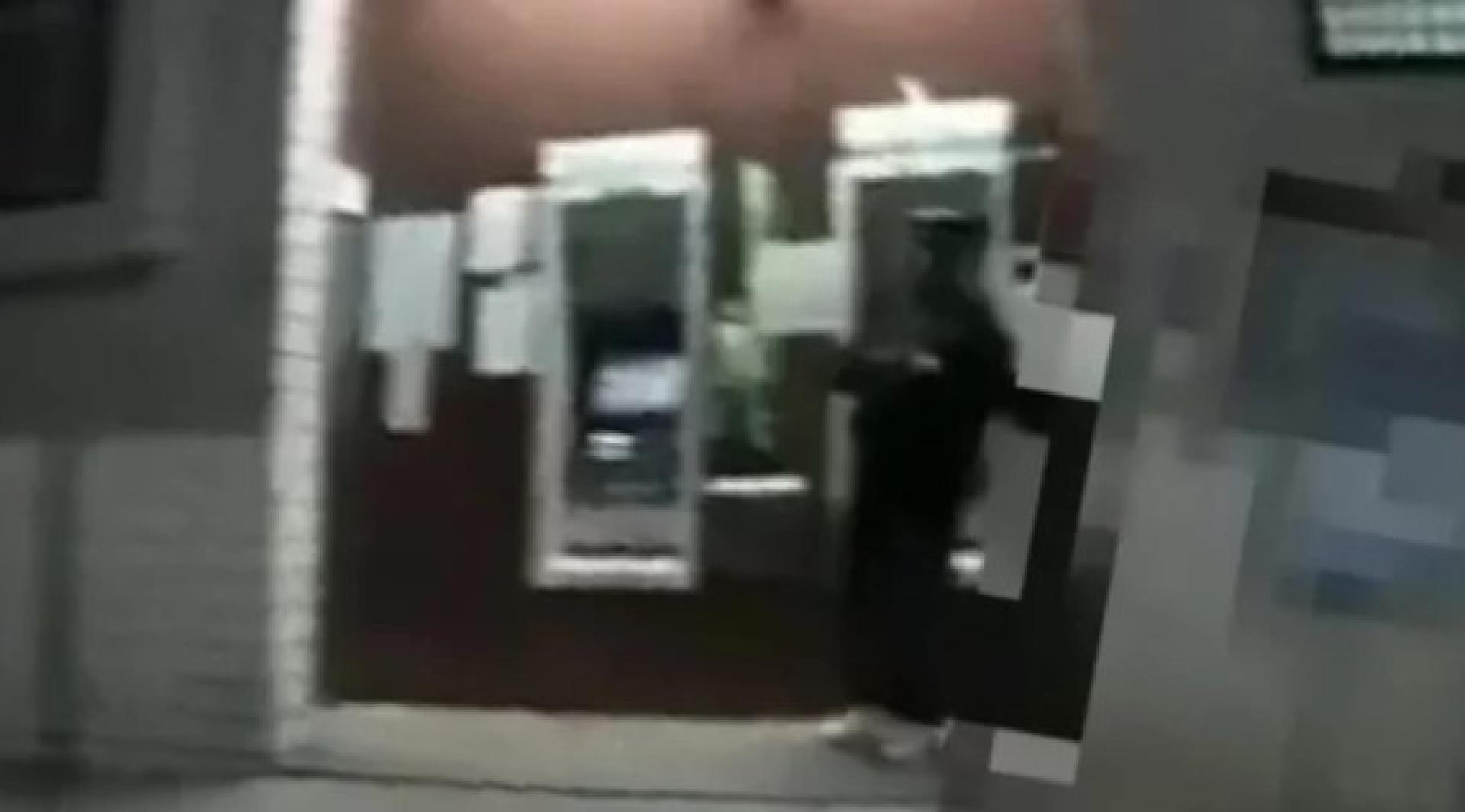 男子半夜提款机前反覆操作，引起警员注意。