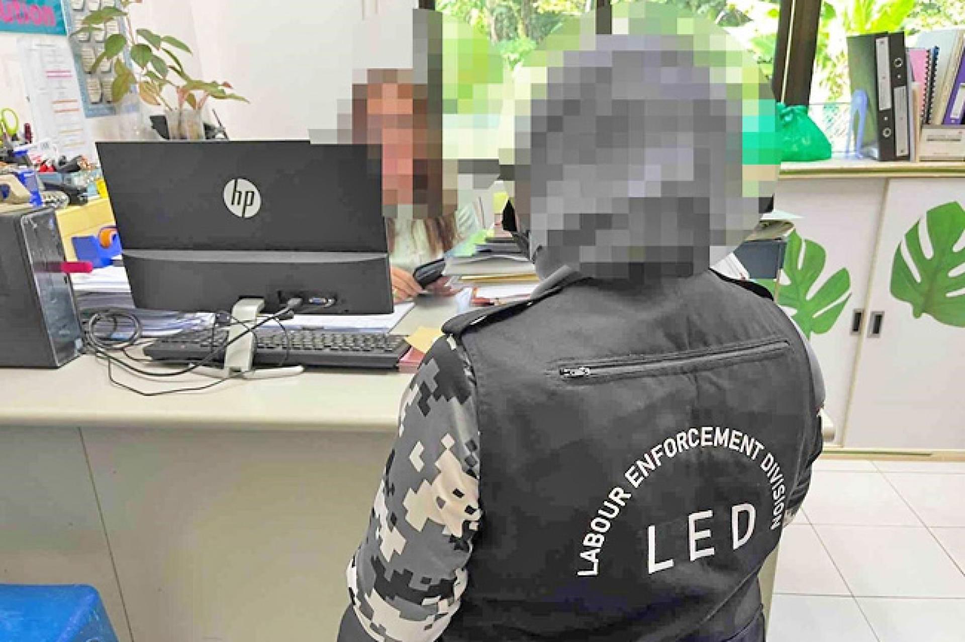 执法人员进行检查
