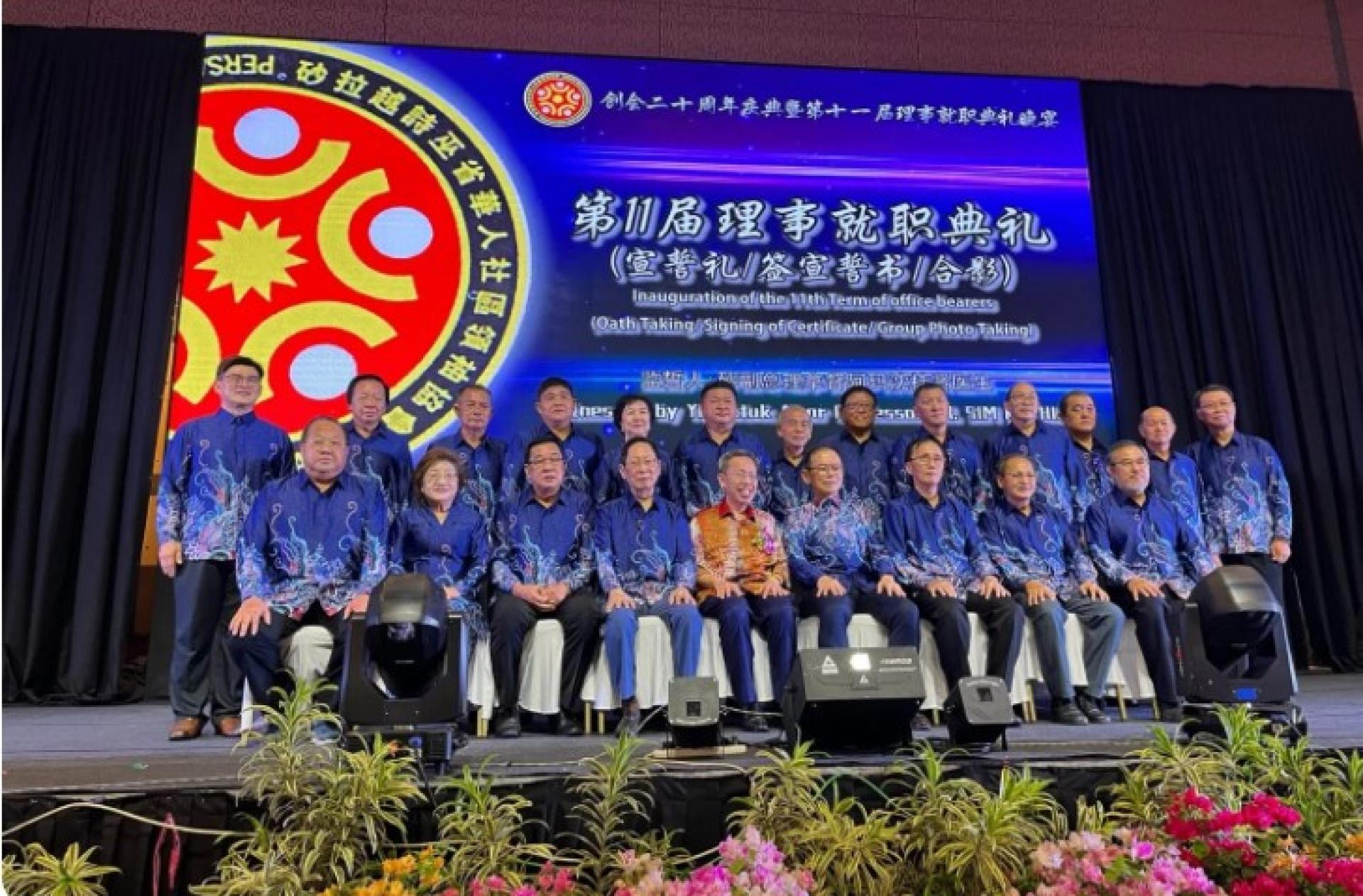 （左4起）刘利民与沈桂贤与协会新任委员会成员合影。