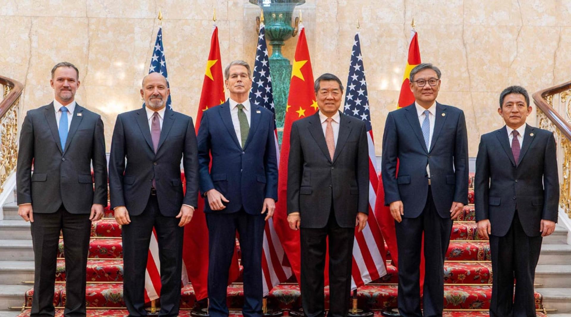 中美谈判代表在伦敦开会时的大合照。