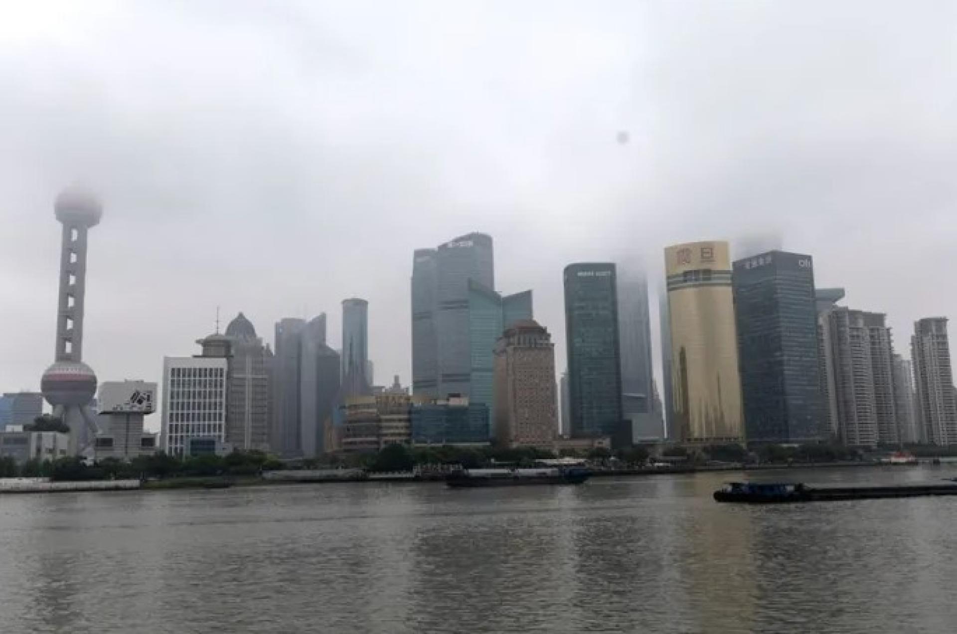 砂拉越代表团由砂拉越实用事务部（砂能源有限公司和PETROS）副部长拿督易卜拉欣巴基率领，正在上海参加2025年国际光伏发电及智慧能源展览会暨论坛。