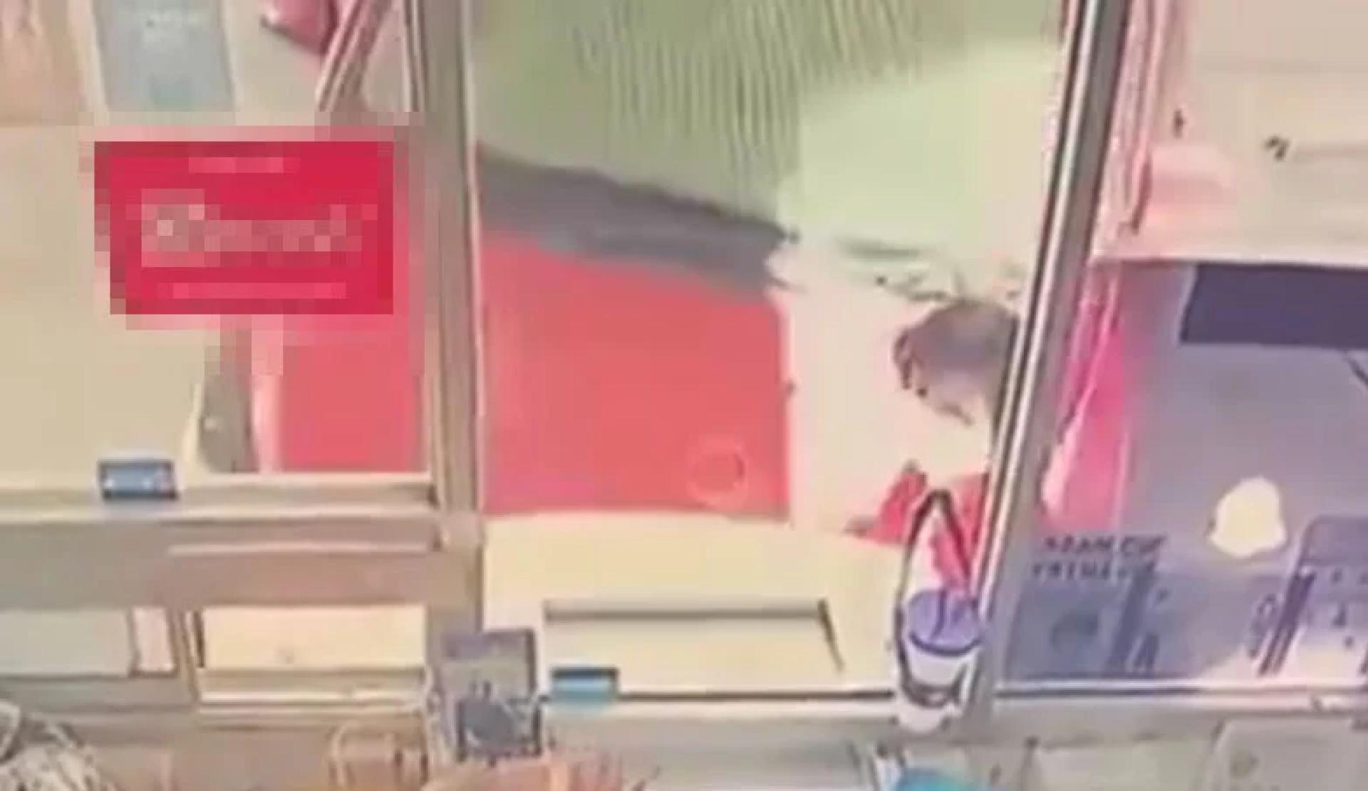 轿车疑似误踩油门撞上油站收银台。