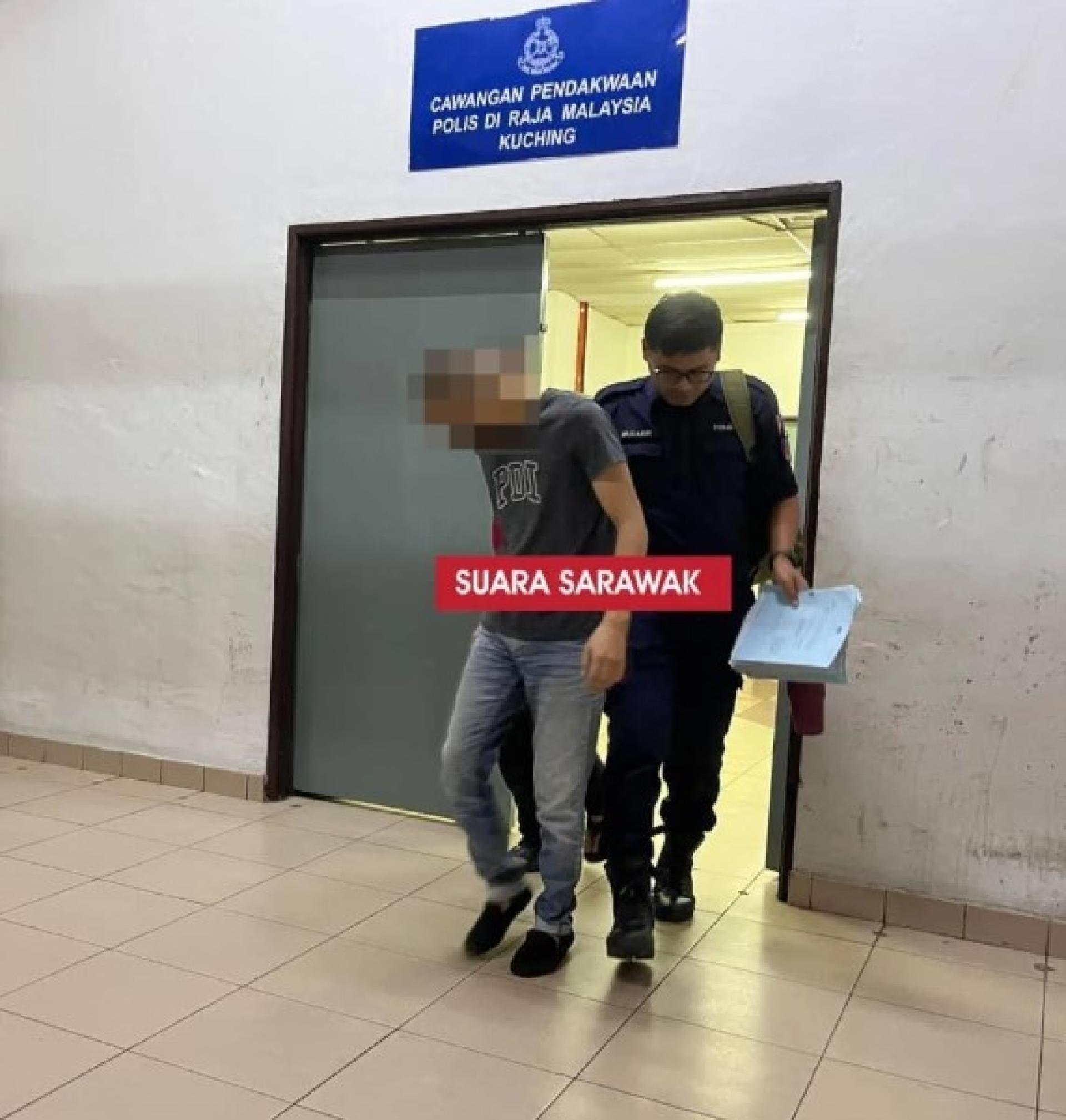 被告由警员从法院拘留室带出，将送往婆罗洲高原监狱继续羁押。