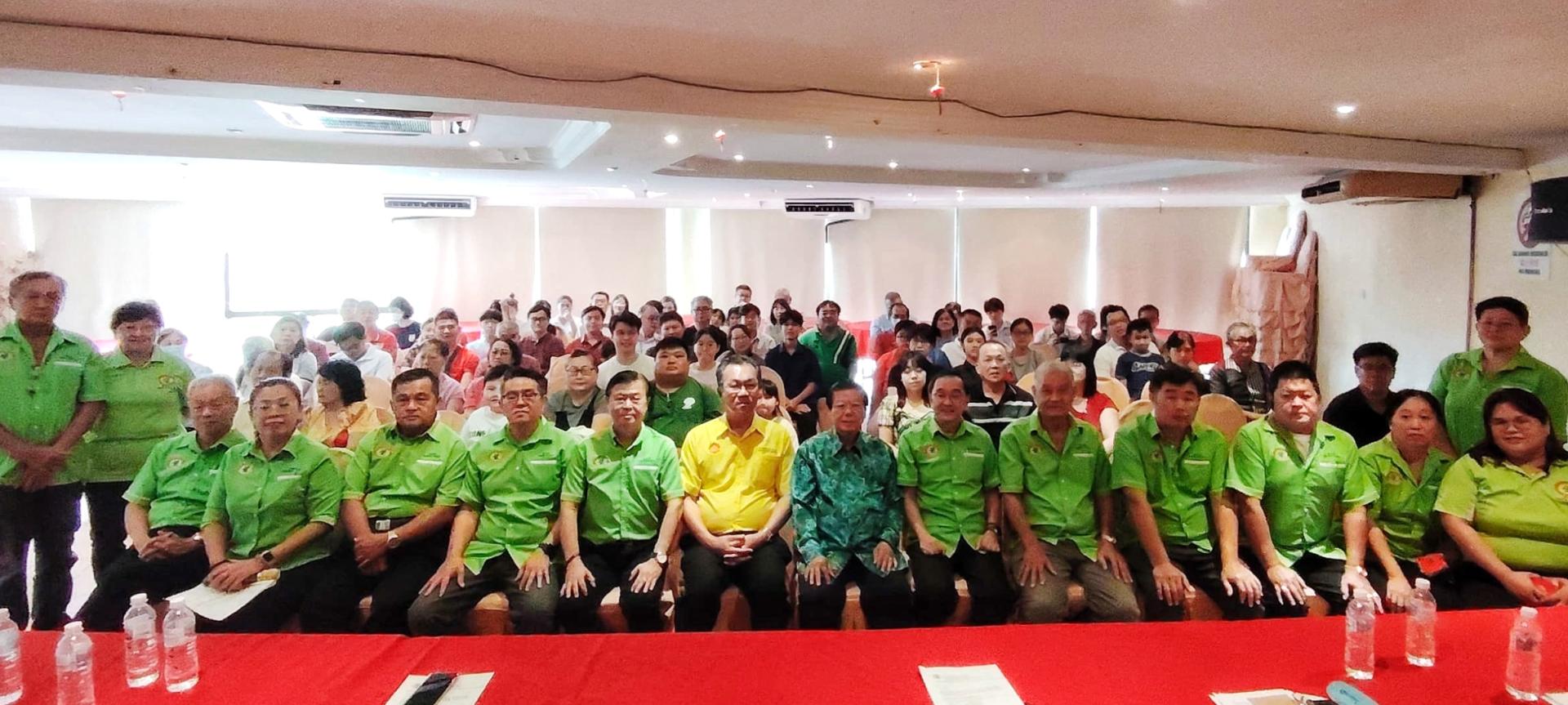 砂拉越 (南阳) 叶氏宗亲会会员大会暨颁发会员子女学业优良奖励金圆满举行後全體顧問，理事，會員及會員子女等合照。