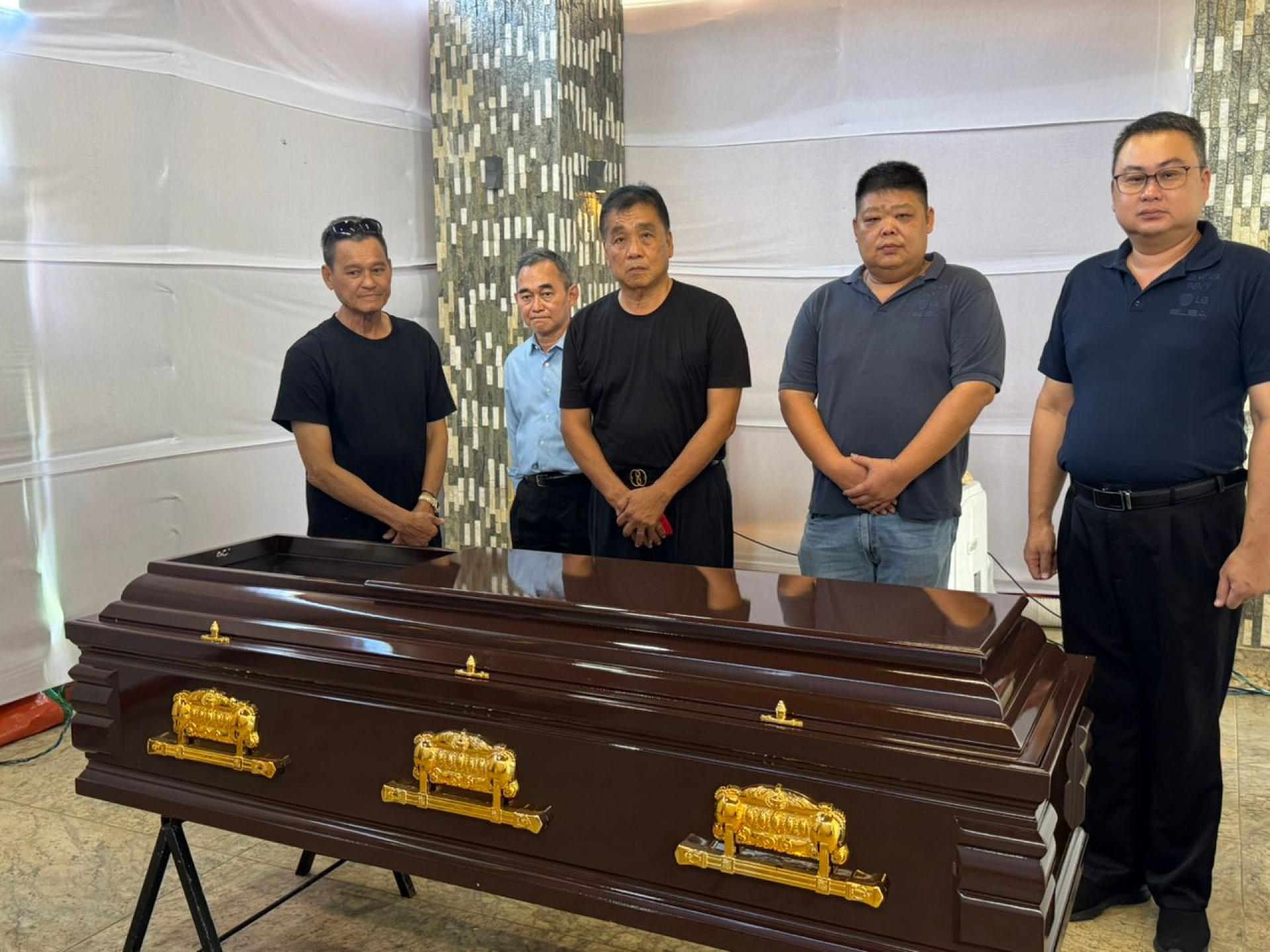 汶莱福州十邑同乡会会长刘世泉博士在灵前吊唁，左起为拿督黄勤如，刘坤璋、徐孝勤、刘会夆