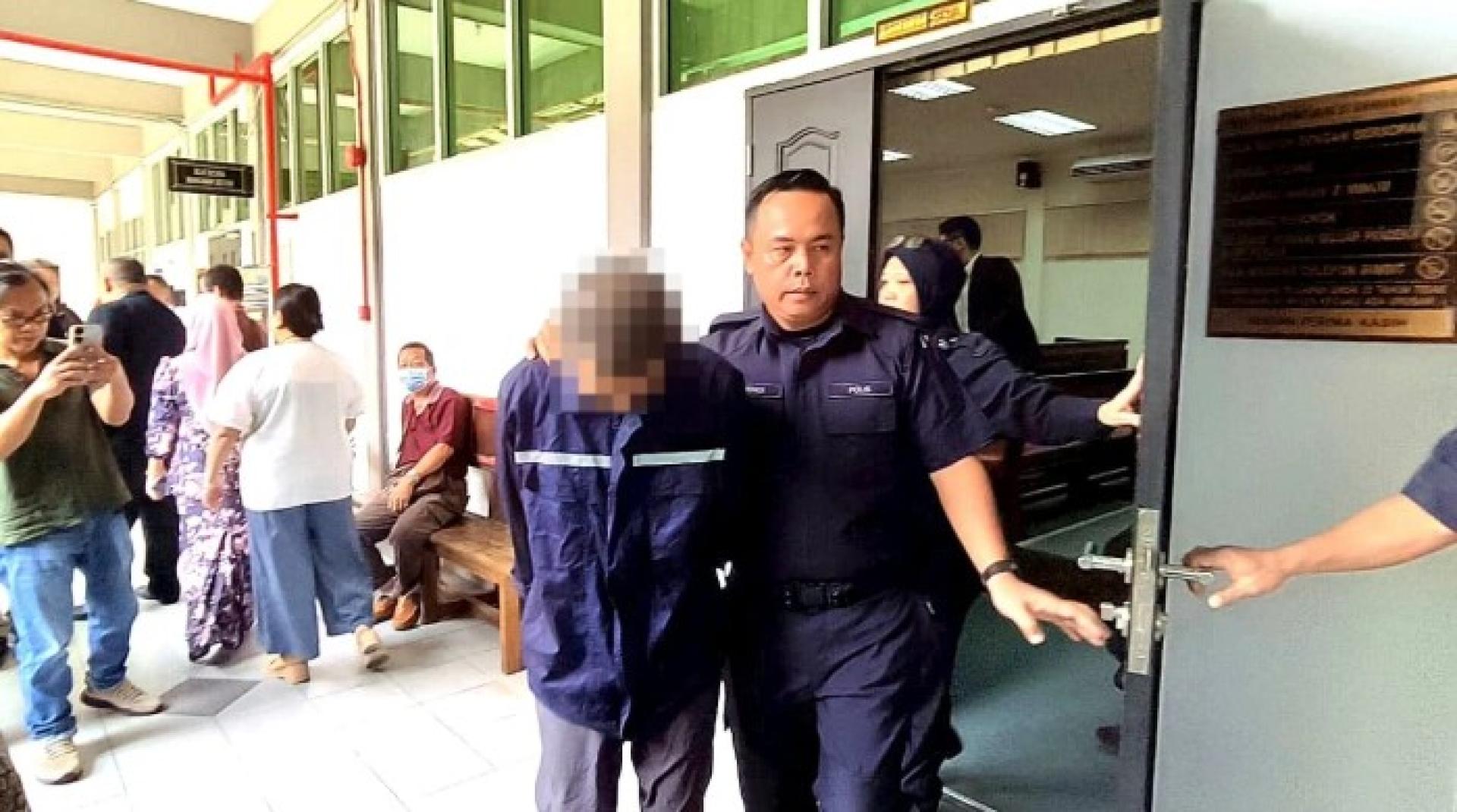 告在宣判后被带出法庭。