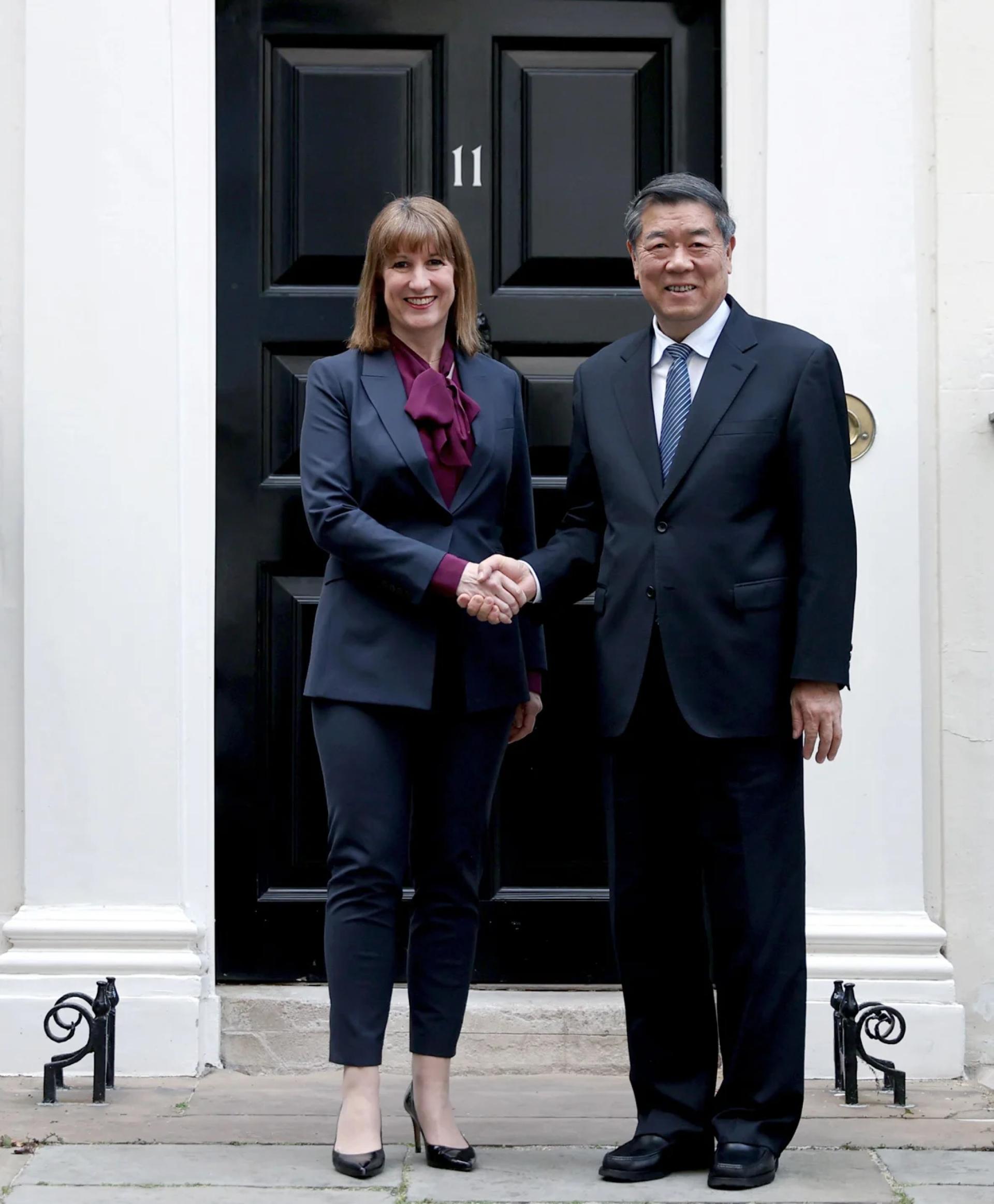 中国国务院副总理何立峰（右）8日访问英国期间会晤英国财政大臣里夫斯（左），就中英经济财金合作和双方共同关心的问题深入交换意见。（图：新华社）