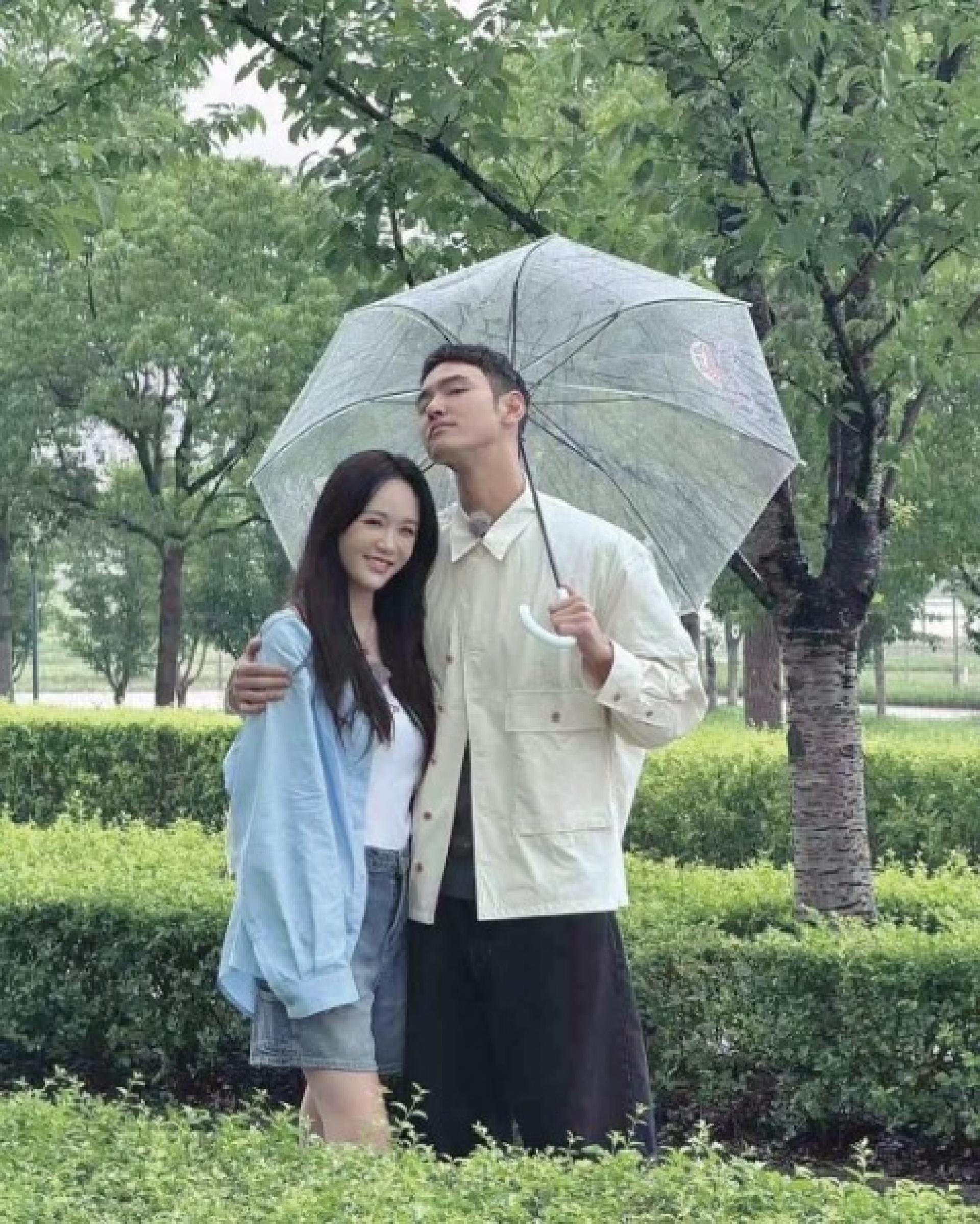 陈乔恩、阮经天雨中录节目。