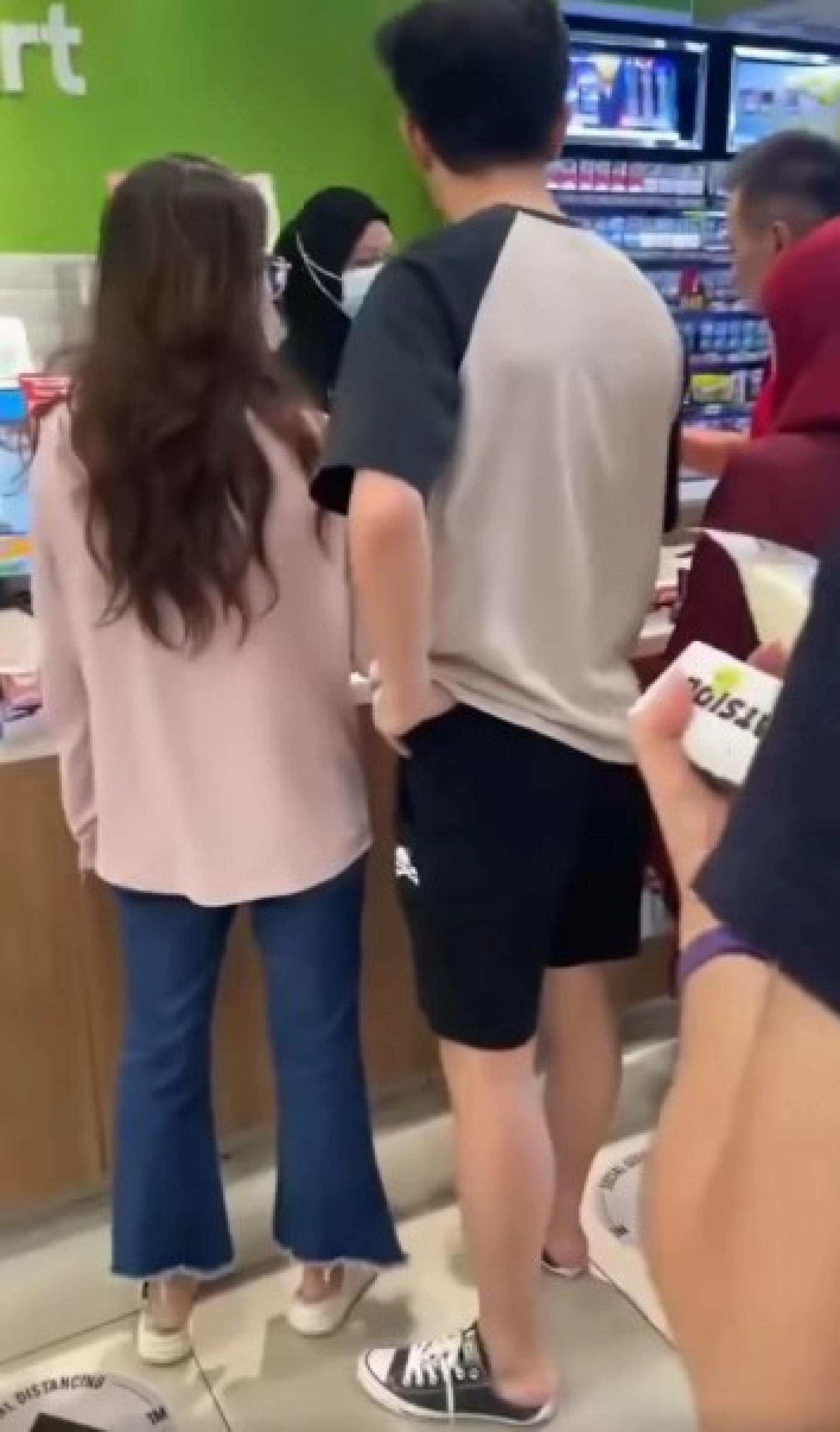 男女疑插队被训话，而男子一句“中国人做事情”，直接惹怒这对男女，最终爆发肢体冲突。