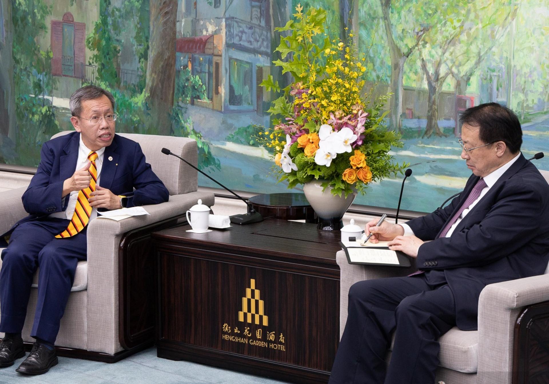 砂副总理拿督阿玛沈桂贤（左）与上海市市长龚正（右）交流。