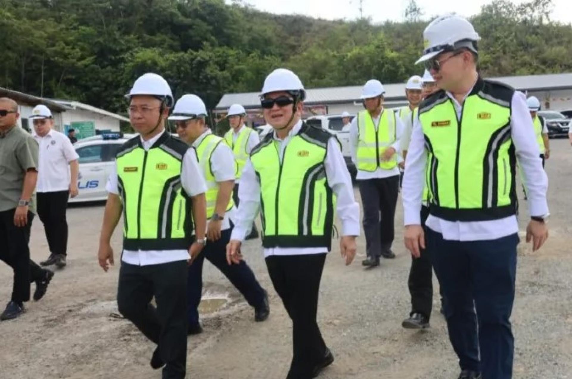 道格拉斯（中）与部门及公共工程局官员视察实兰沟的项目工地。