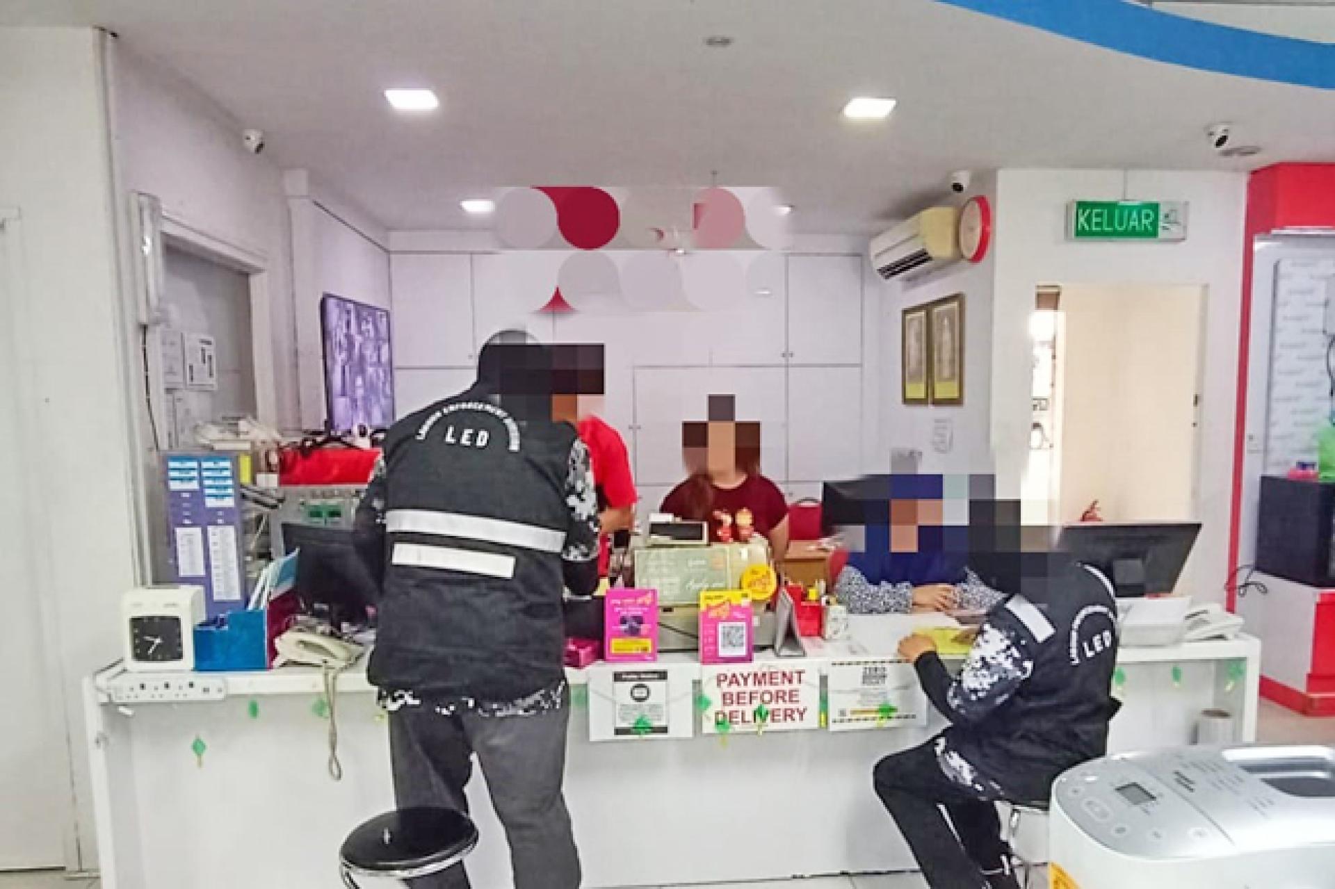 执法人员进行检查