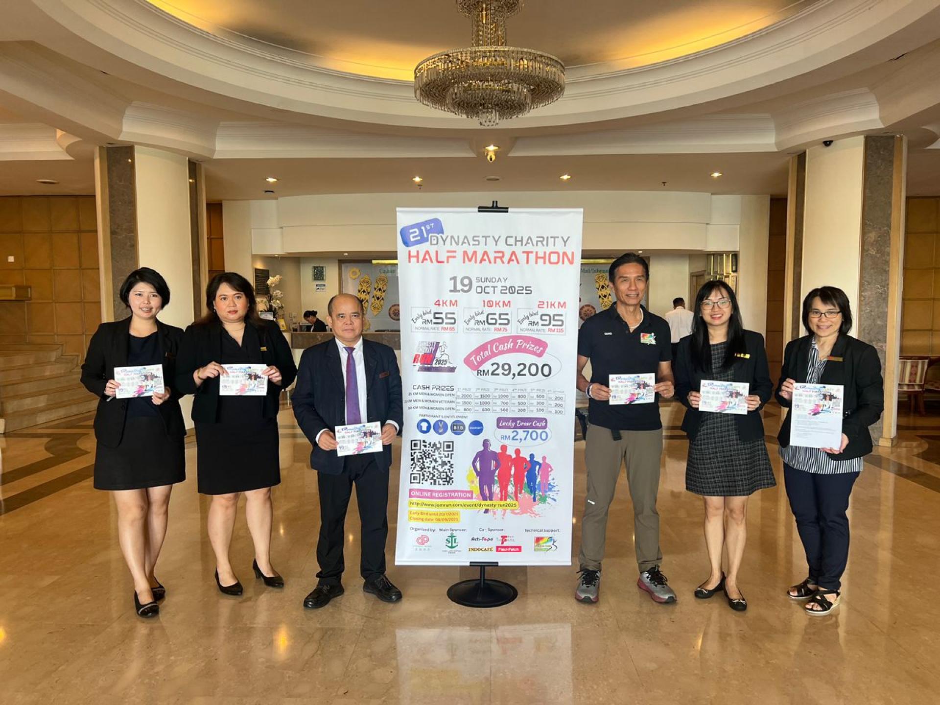 筹委会成员合影于新闻发布会。左3为筹委会主席Stanley Gena、右3为美里跑步俱乐部主席邓瑞民、右2为副筹委会主席苏佩甄。