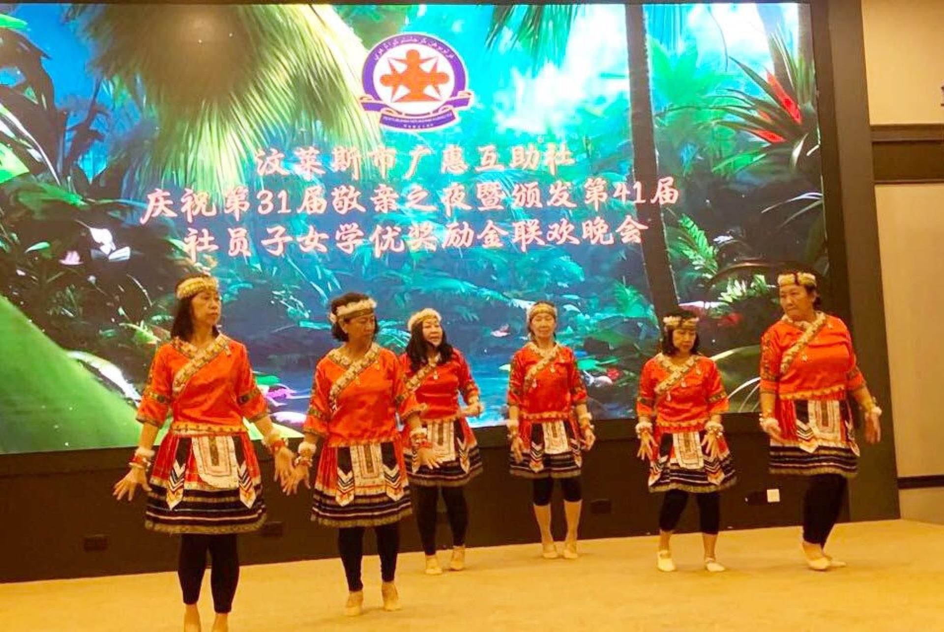 舞蹈员进行彩排。