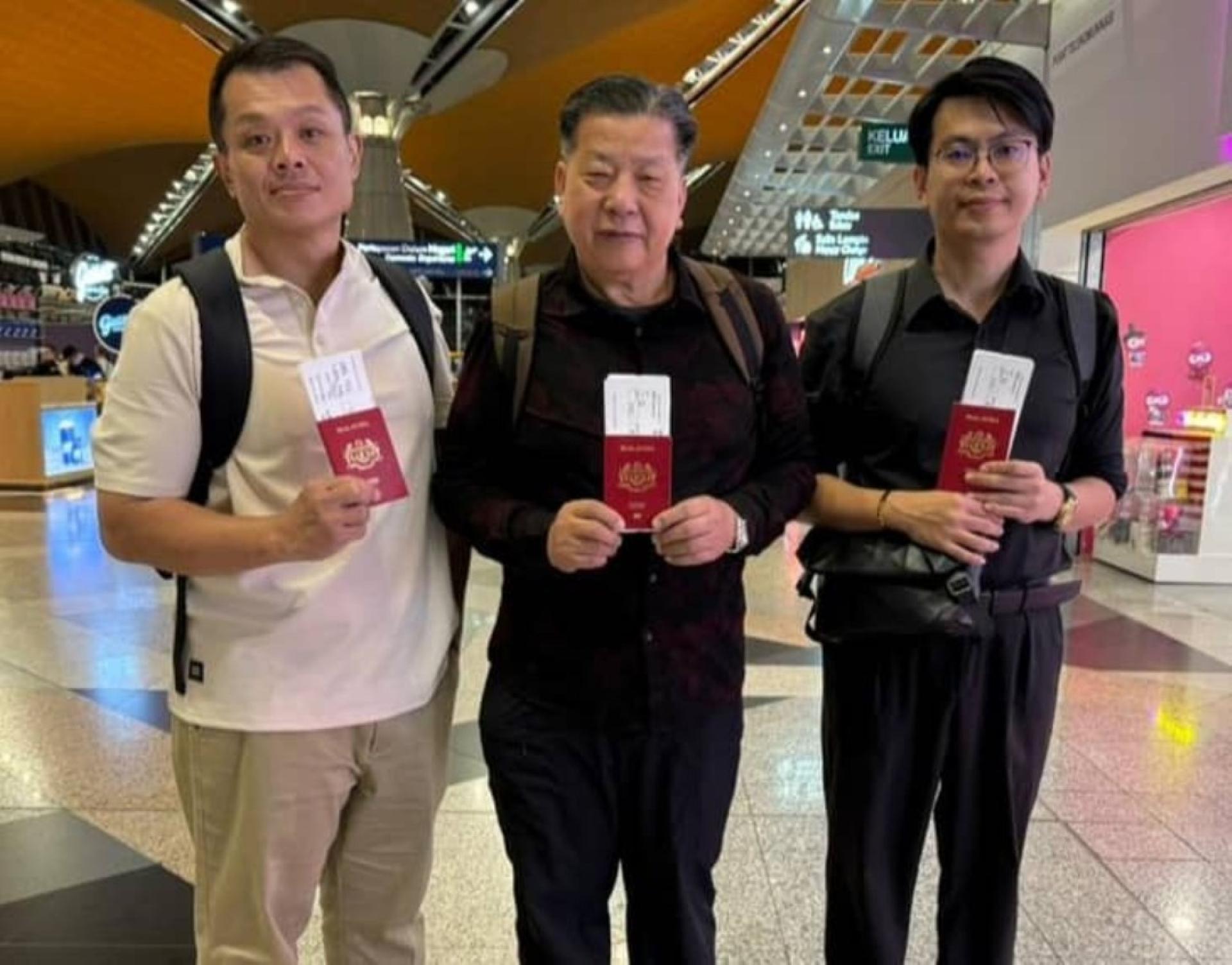 江宗兴（中）率林德强（左）及江邦发赴安徽中医药大学博士班进修。