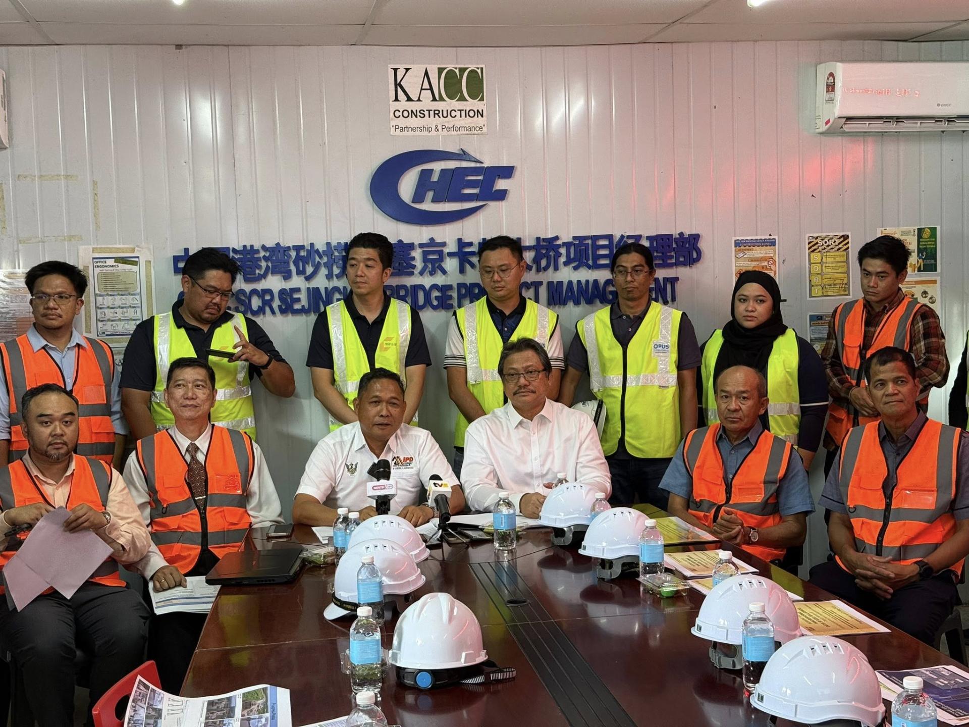 . 砂拉越基础设施及港口发展部副部长拿督艾登拉里伍（左3）在发布会上发言。其右旁为拿督哈兹兰。