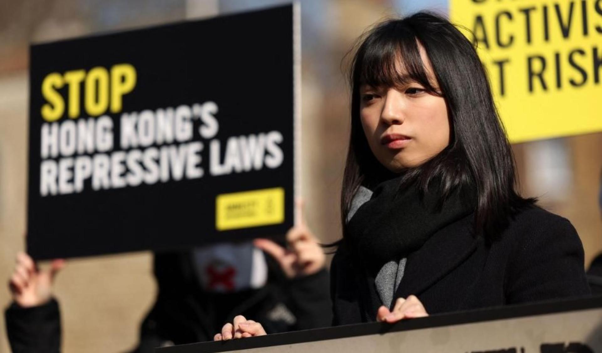 19岁的香港流亡民运人士张晞晴3月19日与其他民运人士一同在英国议会大厦前参与有关香港基本法第23条实施一周年的抗议活动。