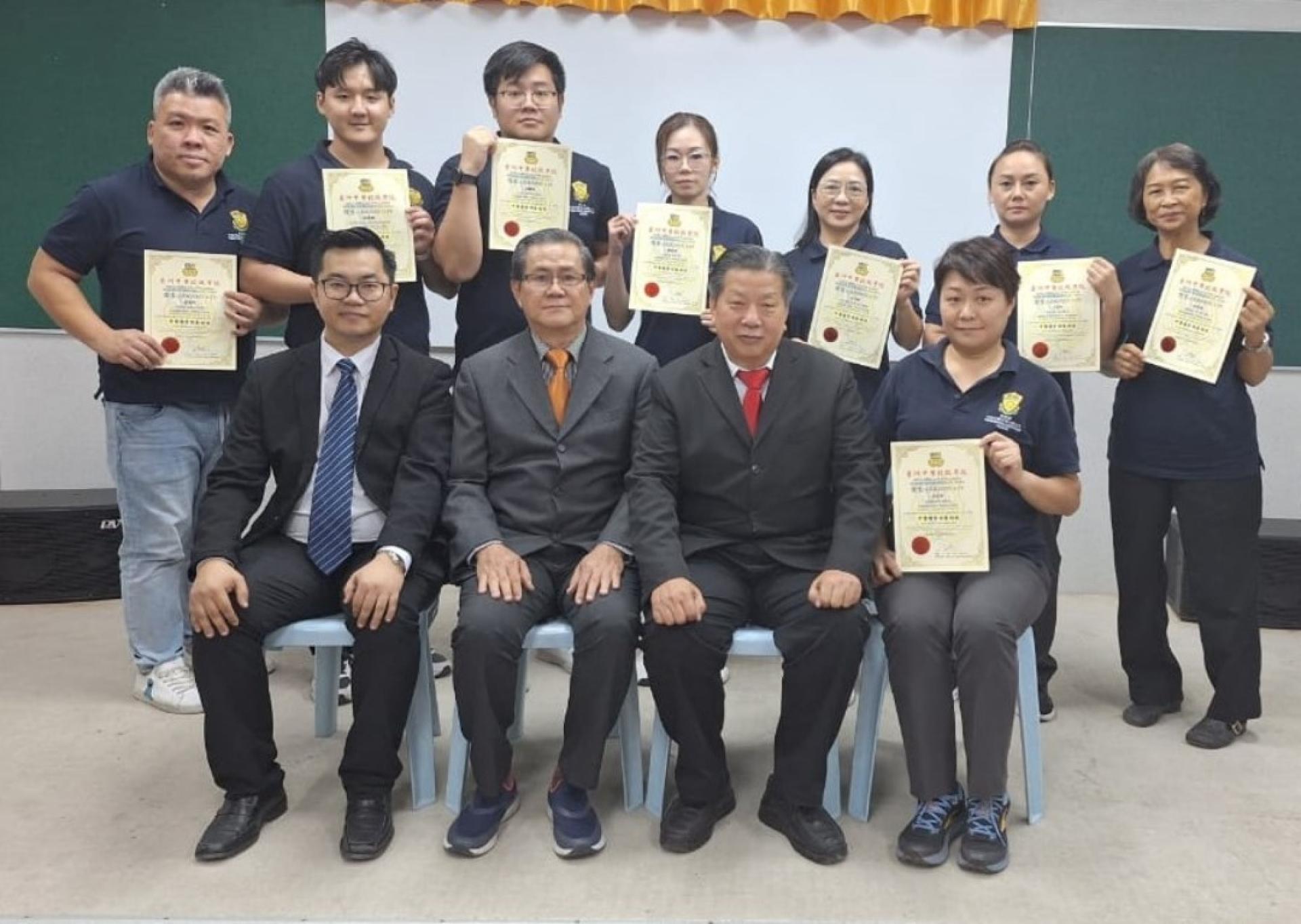 亚洲中医技职学院美里第二届中医康复理疗师培训班毕业学员合影。前排左起讲师江邦忠、考官高孔华、院长江宗兴、班长吴亿华。