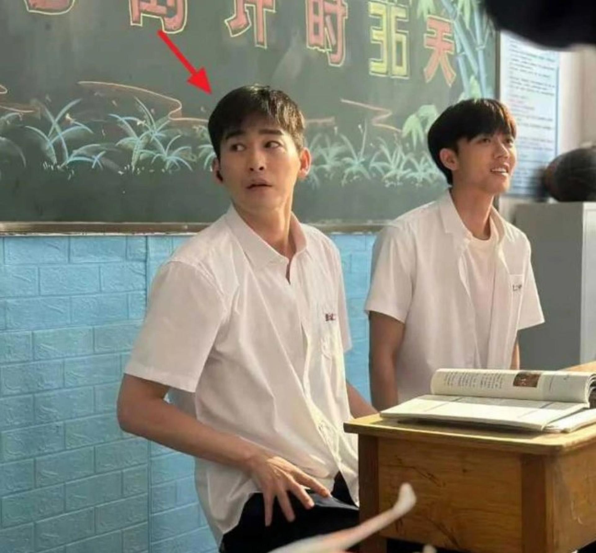 張翰在新剧饰演高中生，穿著校服模样让不少观众很無言。