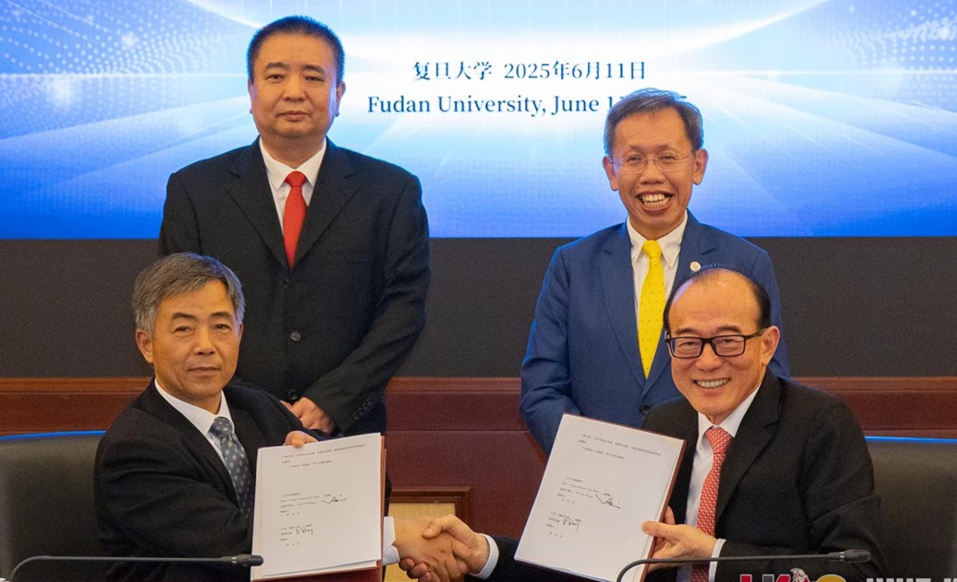 砂副总理拿督阿玛沈桂贤（后右1）见证砂私企与复旦大学签署合作备忘录一瞥。