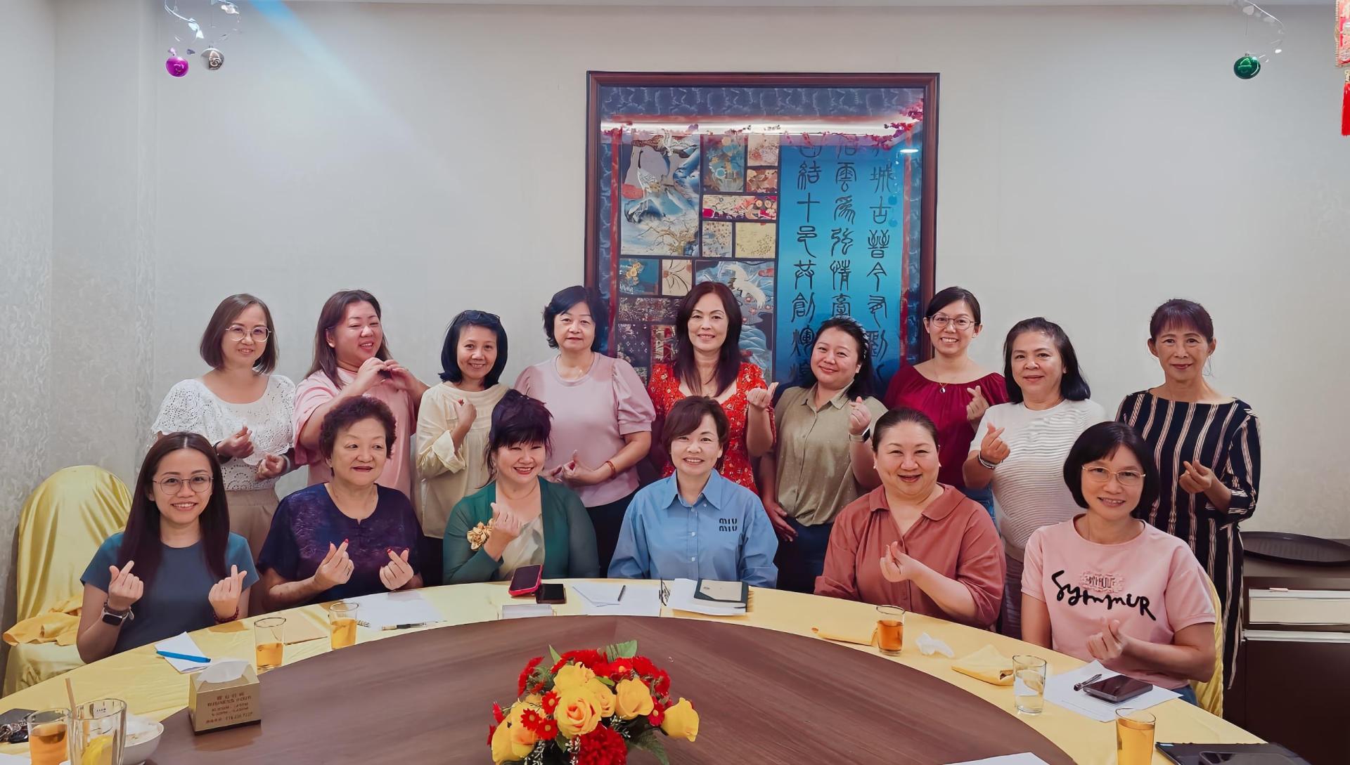 筹备会积极对晚宴展开筹备工作。前排左起为秘书刘亿、理事郑妹妹、筹委会主席田美丽、大会主席暨主任张慧娇、第四副主任关峰仙及第三副主任锺金花。