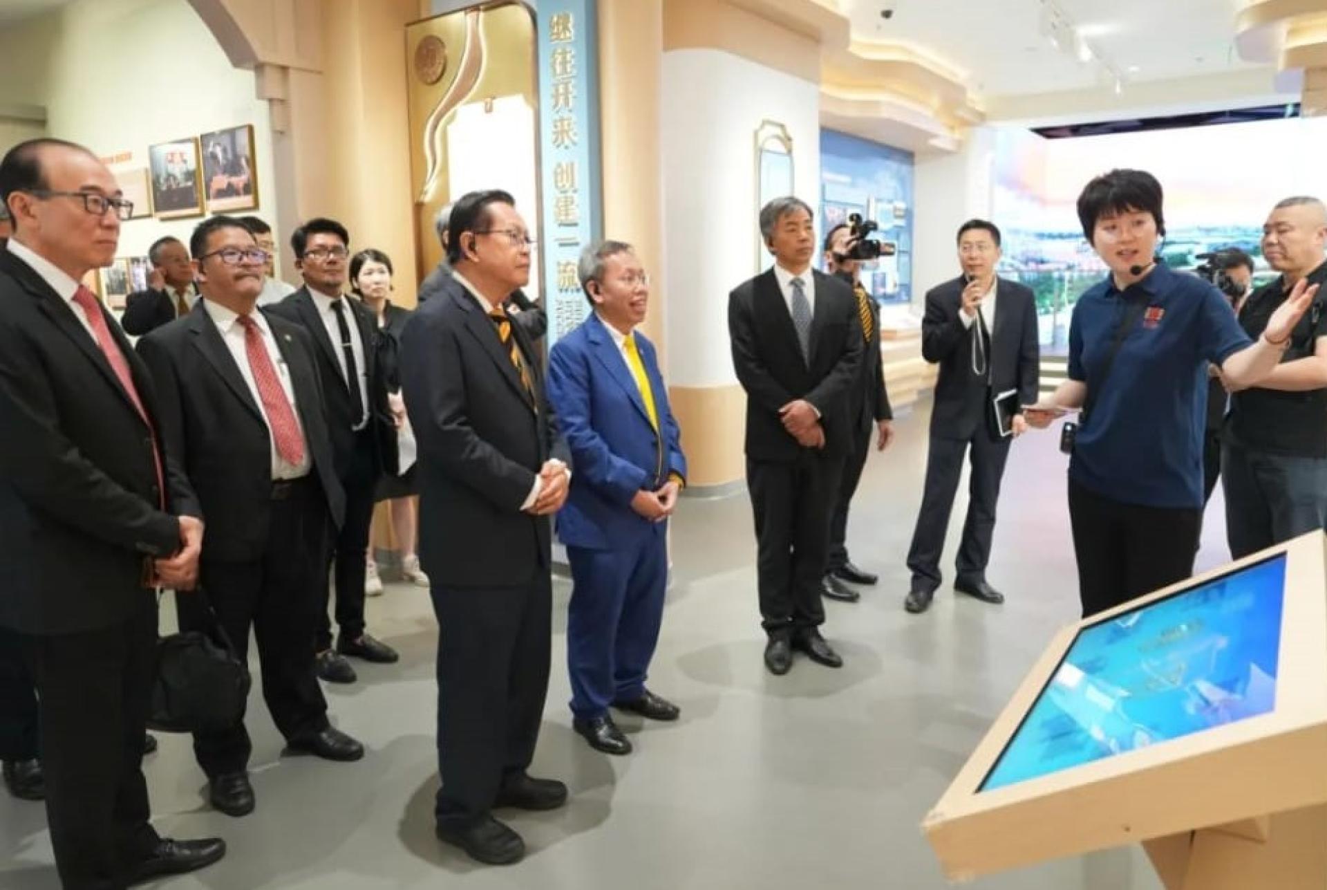 拿督阿玛沈桂贤医生（左4）、拿督斯里李景胜（左3）、张祖德（左1）一行人参观了复旦大学校史馆和复旦大学科技成果馆。