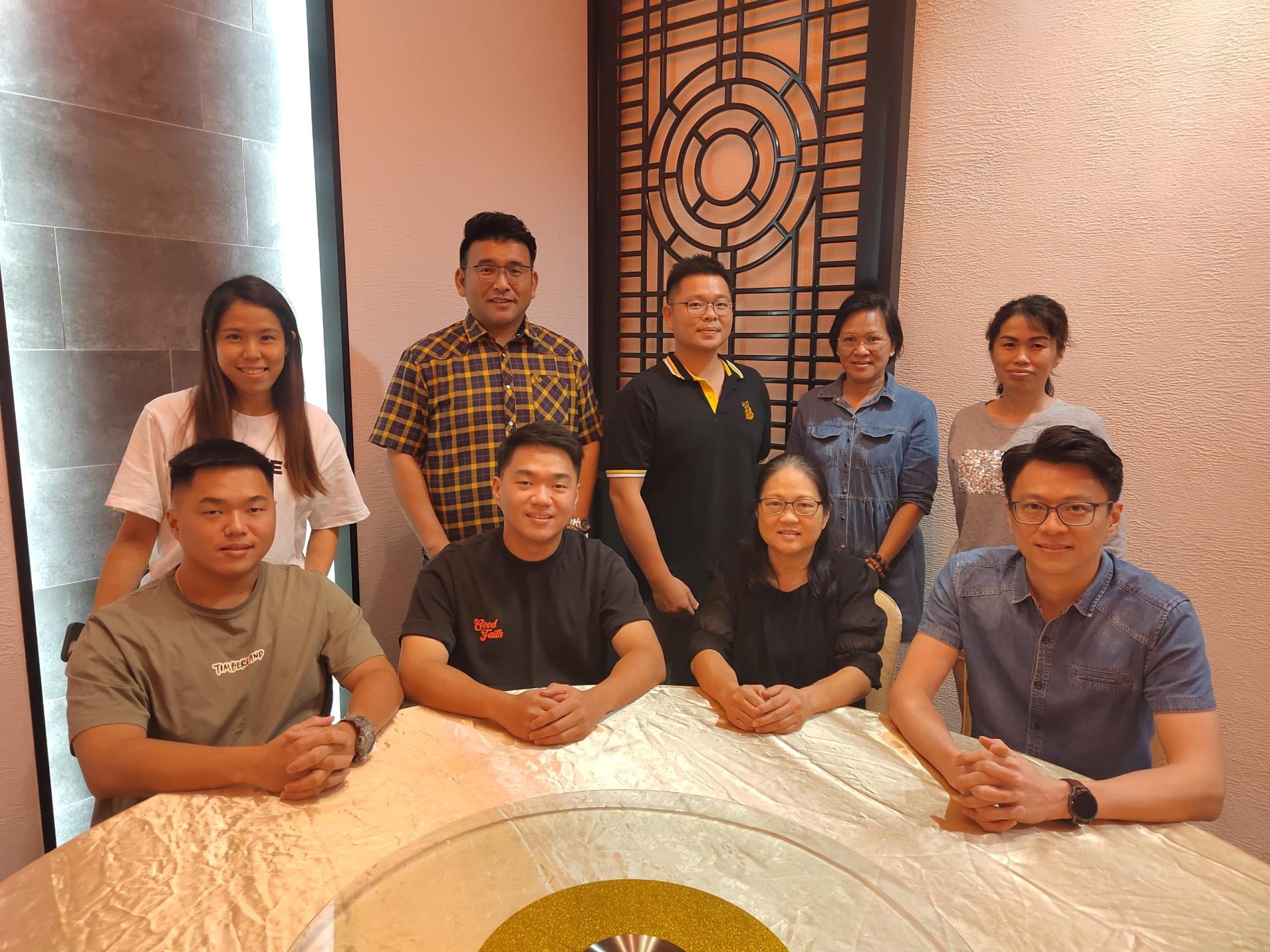“三明治创意盘饰竞赛”筹委会开会后合影。